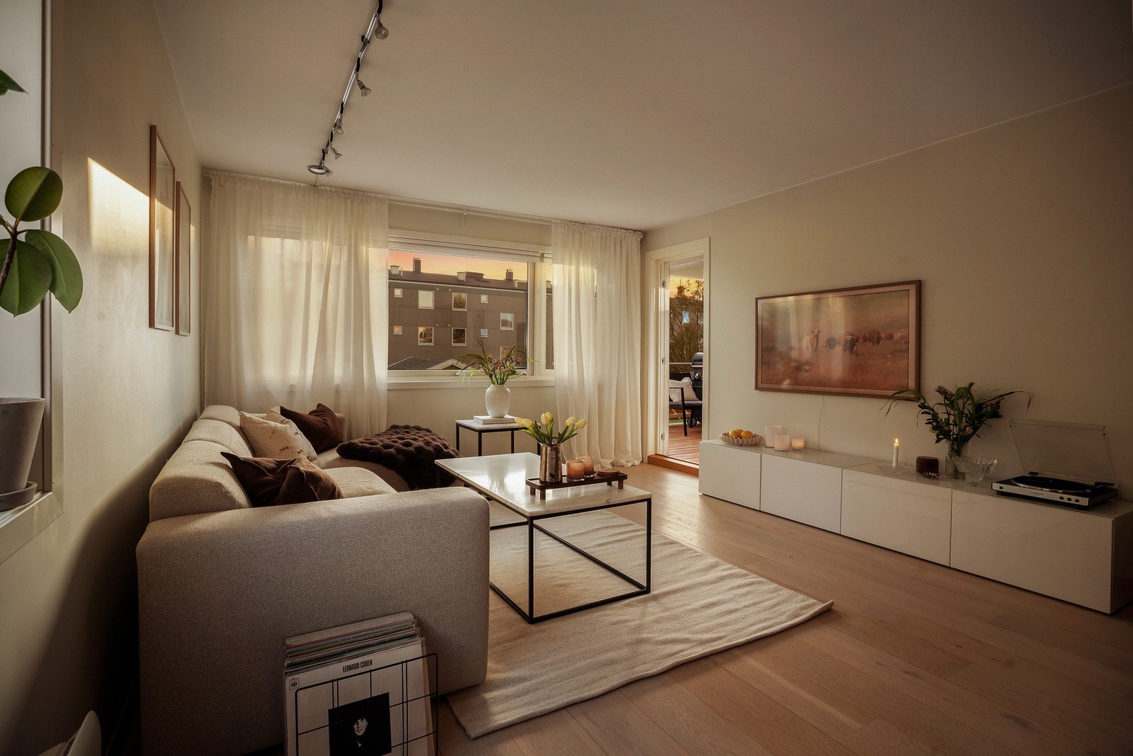 Leilighetens planløsning gjør den enkel å møblere. I stuen finner du kjøkken og spisebord i en ende og sofa/utgang til balkong i den andre. Galleribilde