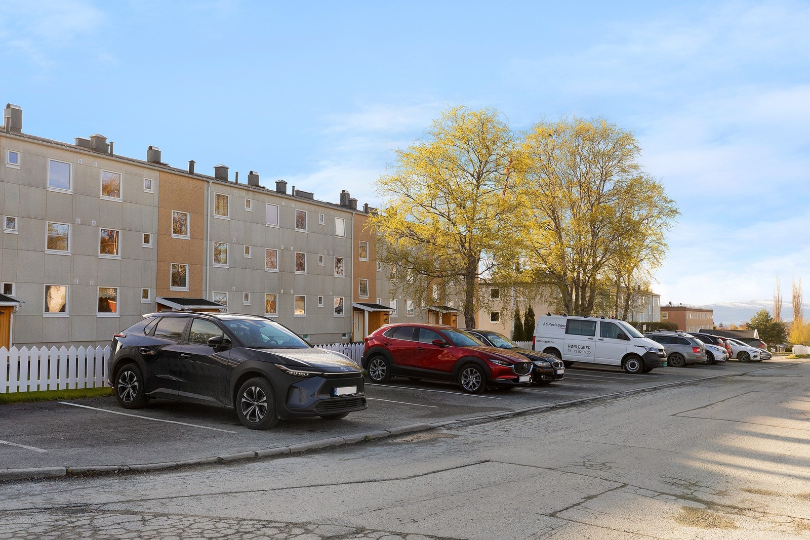 Borettslaget har 21 parkeringsplasser (4 ladepunkter for elbil) som tildeles av styret etter ansiennitet. Maks 1 plass pr. boenhet. Ellers opplyser selger om stor tilgang på gateparkering, samt gjesteparkering innenfor gjerdet på borettslagets tomt. Galleribilde
