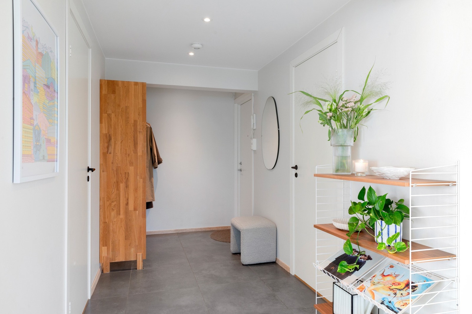 Velkommen inn! Her møtes du av en romslig og pent flislagt entre på 7 kvm. Det er godt med plass til mye garderobe. Behagelig gulvvarme. Galleribilde