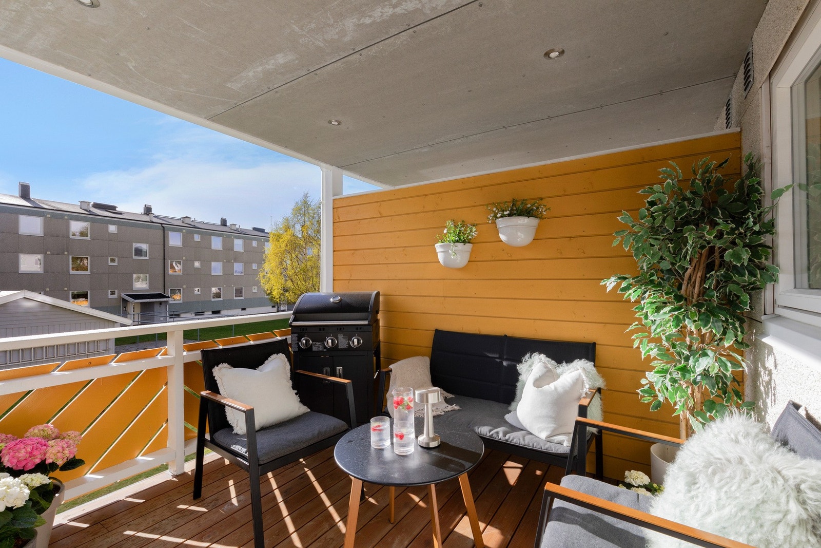 Her får du plass nok til grillen og en trivelig sitteseksjon. Galleribilde