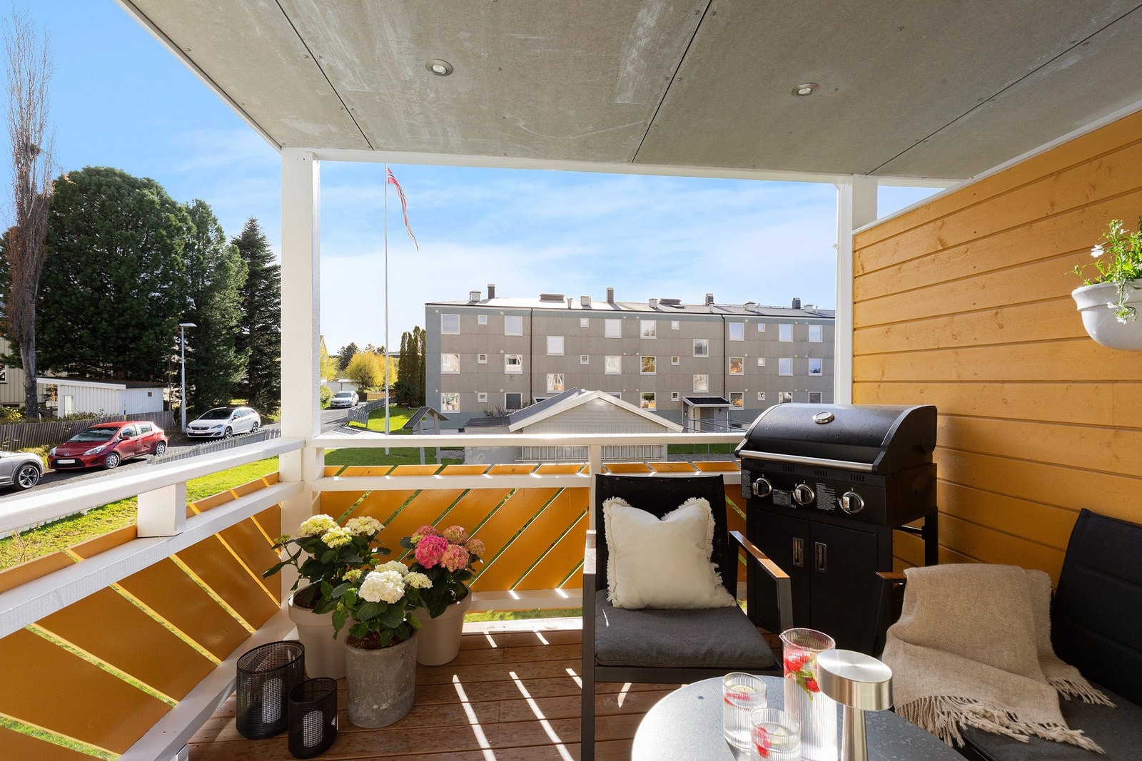 Fra stuen tar du deg enkelt ut på leilighetens balkong. Denne måler 7 kvm. Galleribilde
