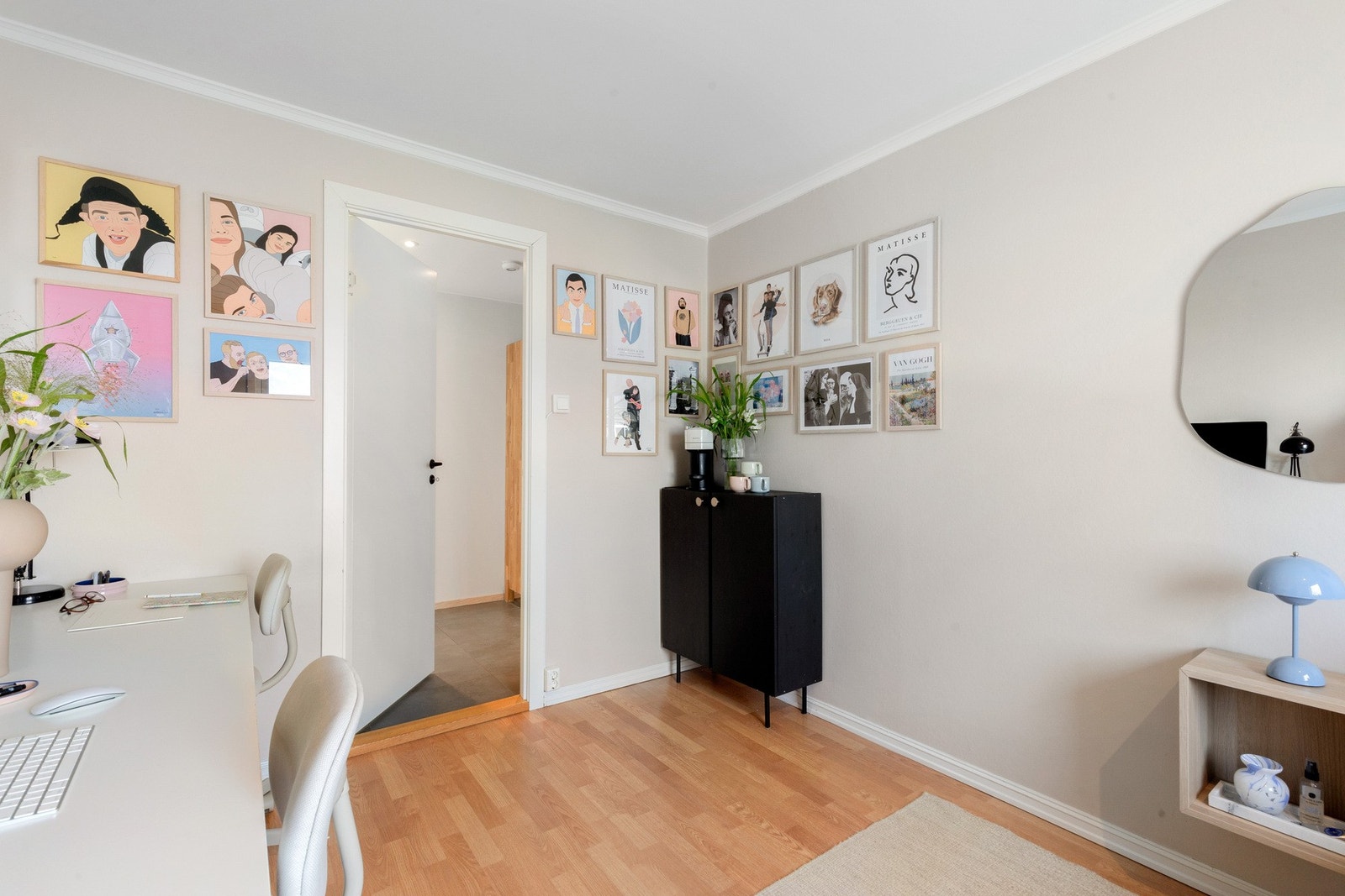 Godt med plass til ønsket soveromsmøblement. Galleribilde