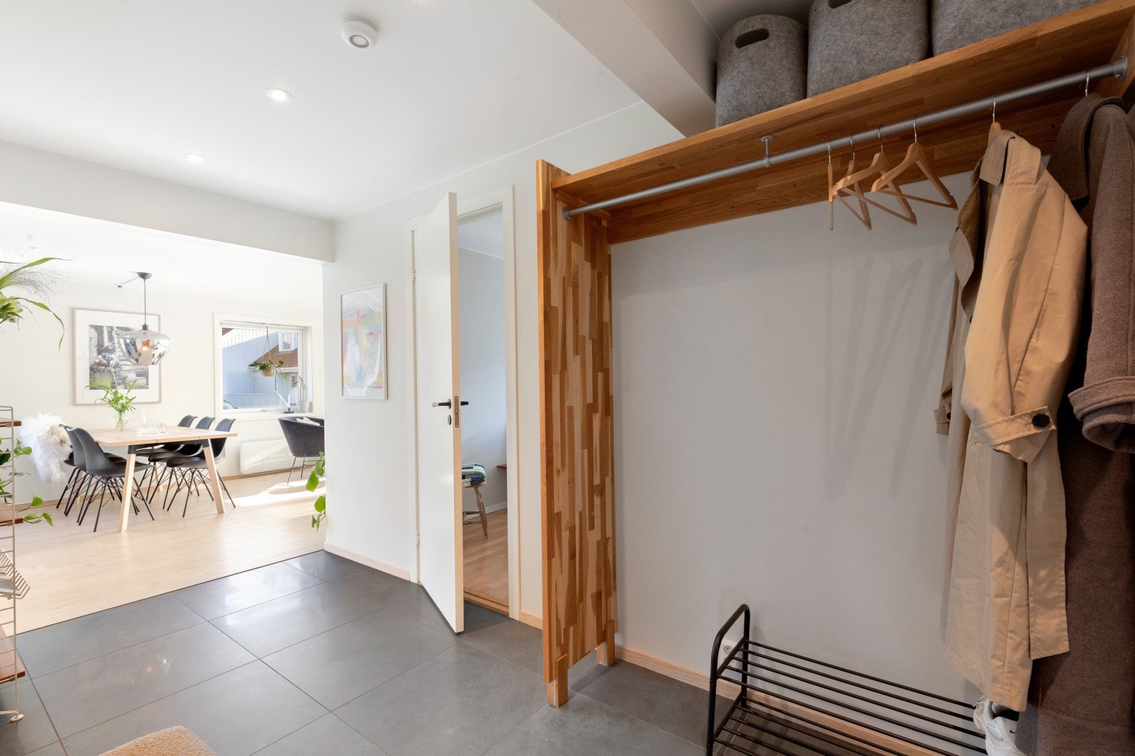 Dagens eier har hengt fra seg jakker og div. i klesavhenget til høyre i bildet. Her er det plass nok til å etablere større skyvedørsgarderobe dersom det er ønskelig. Galleribilde