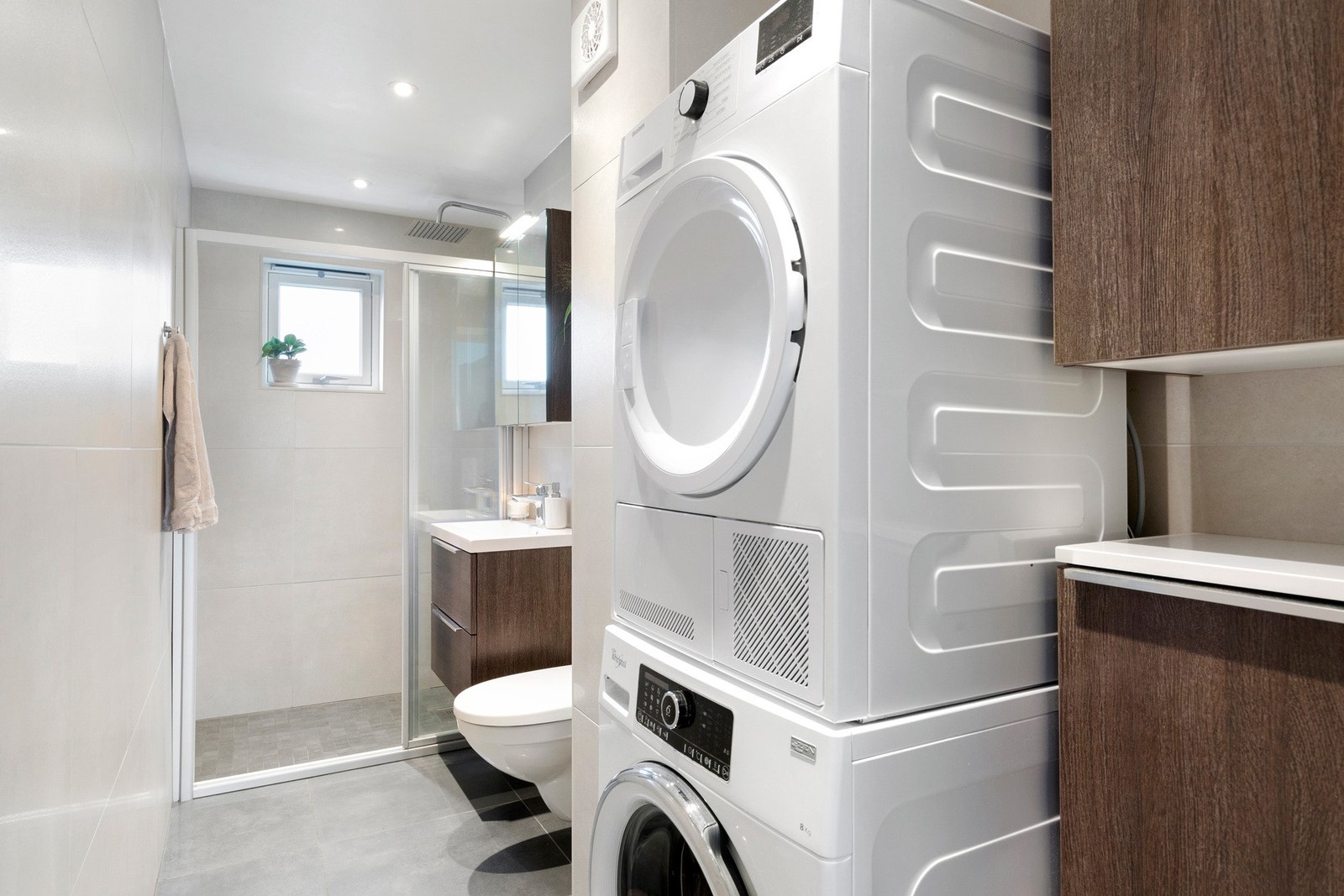 Stilrent og moderne baderom fra 2018. Badet er flislagt med varmekabler i gulvet. Galleribilde
