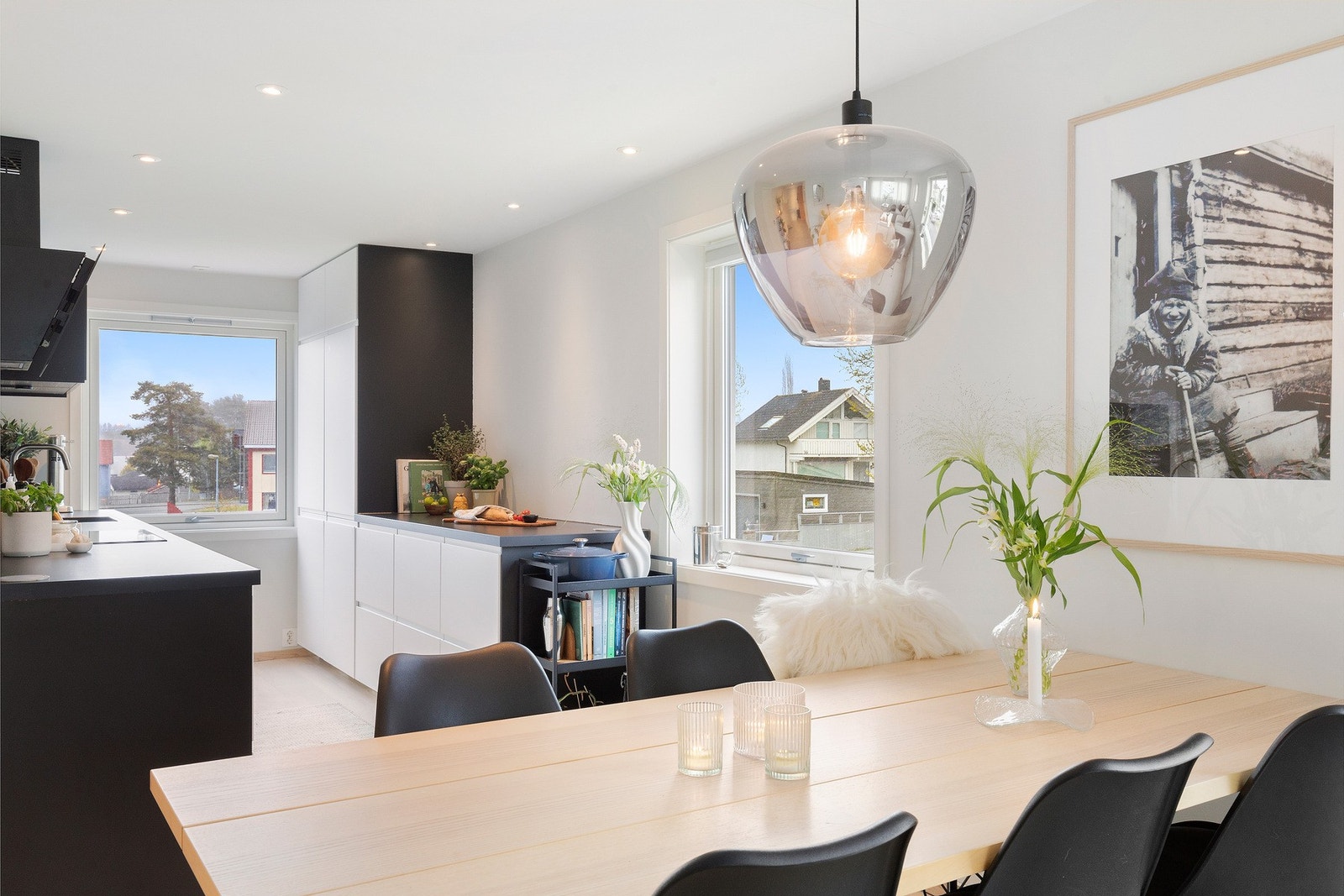 Det er godt med plass til stort spisebord i overgangen fra stue til kjøkken. Galleribilde