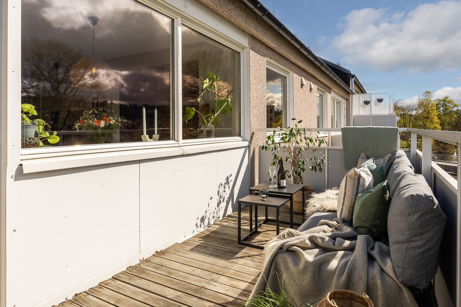 Balkongen er på 8 kvm og har svært gode solforhold med sol fra ca. kl. 08:30 til 21:30 i sommerhalvåret. Galleribilde