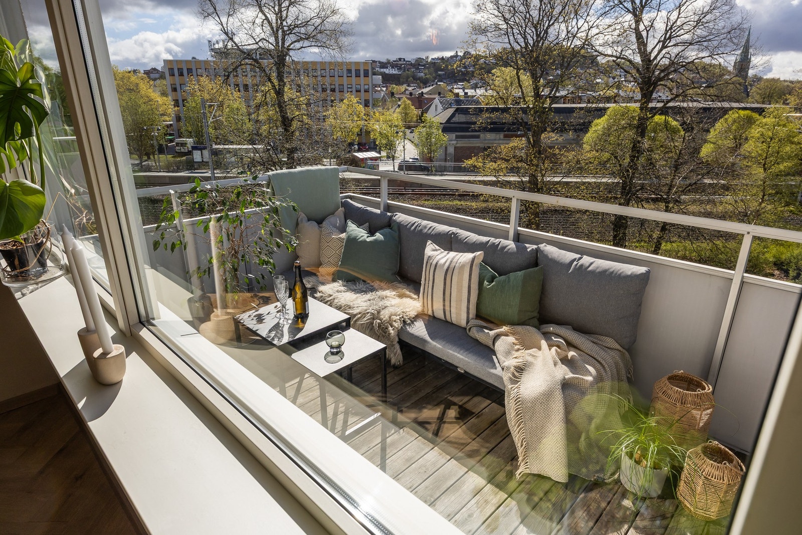 Toppetasje med solrik gode solfrohold og store vindusflater. Galleribilde