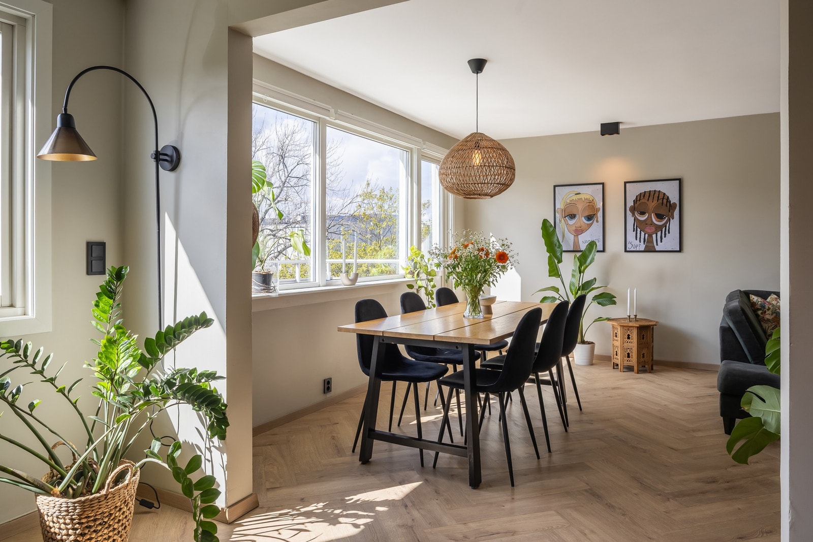 Det er god plass til spisegruppe i tilknytning til kjøkkenet. Galleribilde