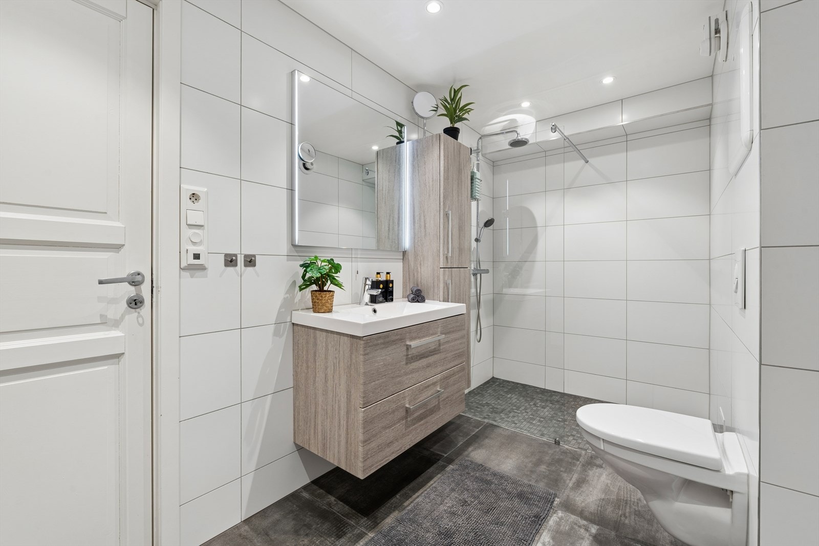Badet er romslig og har innfelte downlights i himlingen. Galleribilde