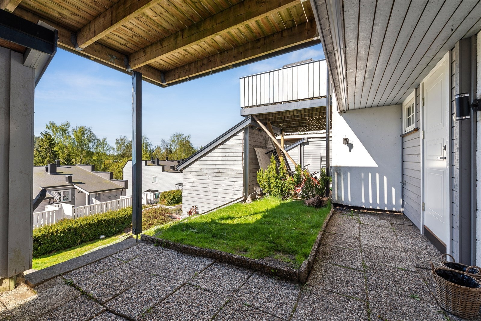 Under verandaen er det en lun og skjermet uteplass med heller. Galleribilde