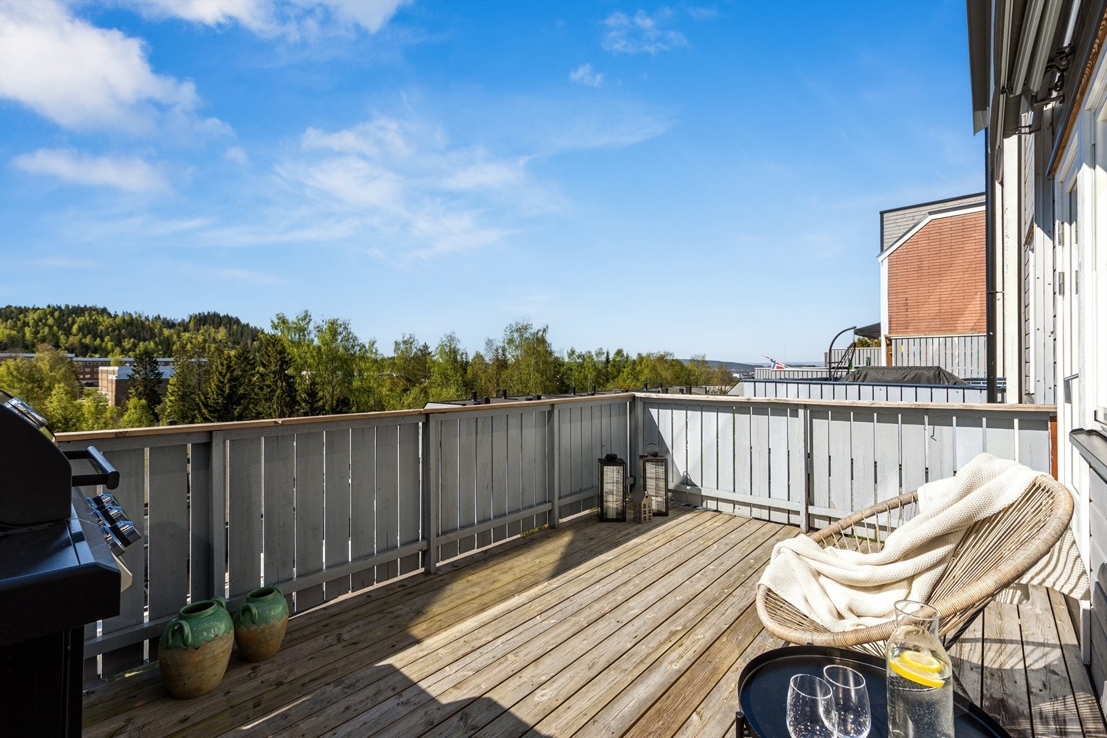Balkongen er på 11 kvm og har god plass til utemøbler og grill. Galleribilde