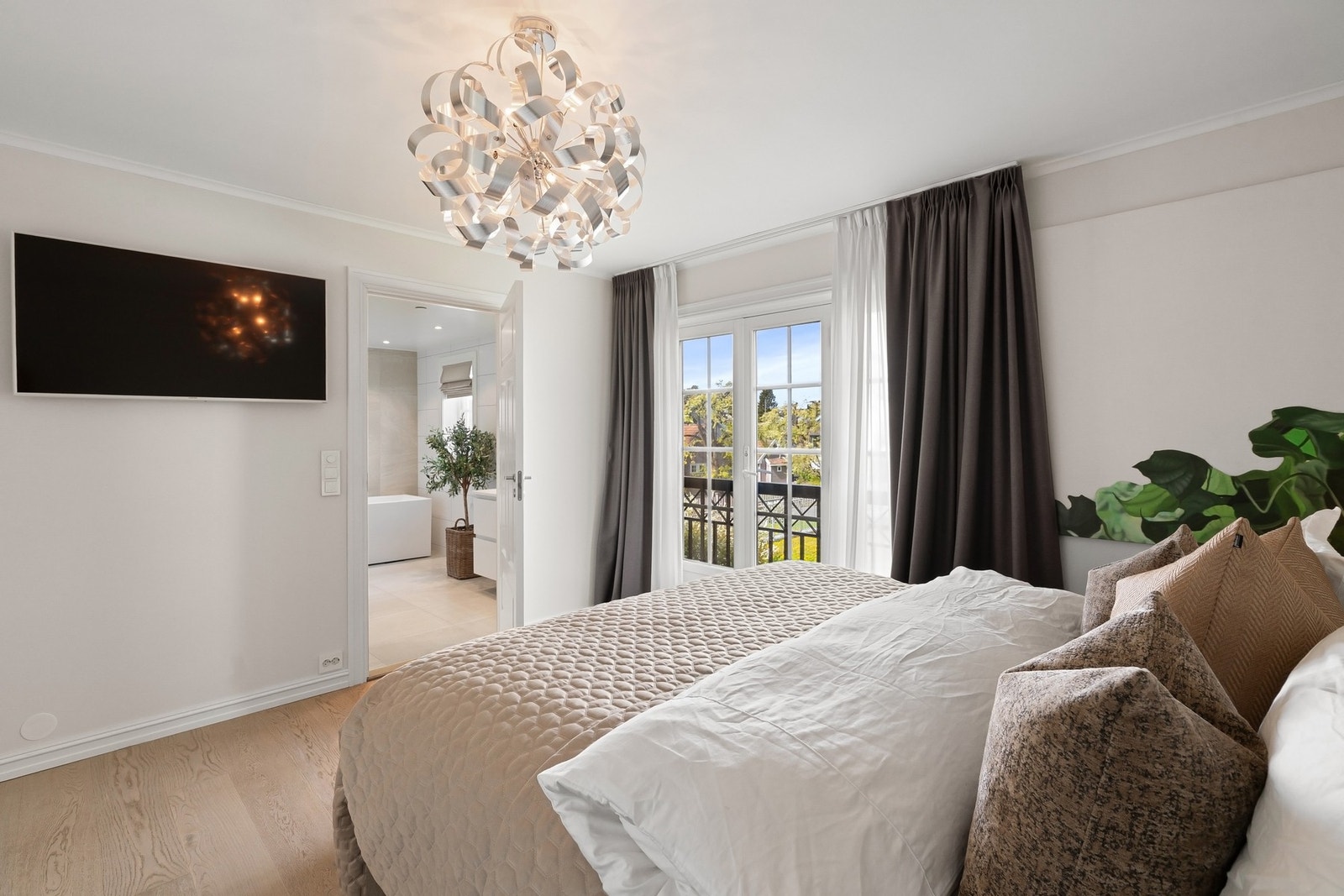 Hovedsoverommet fremstår som en privat suite med direkte tilknytning til hovedbad. Galleribilde