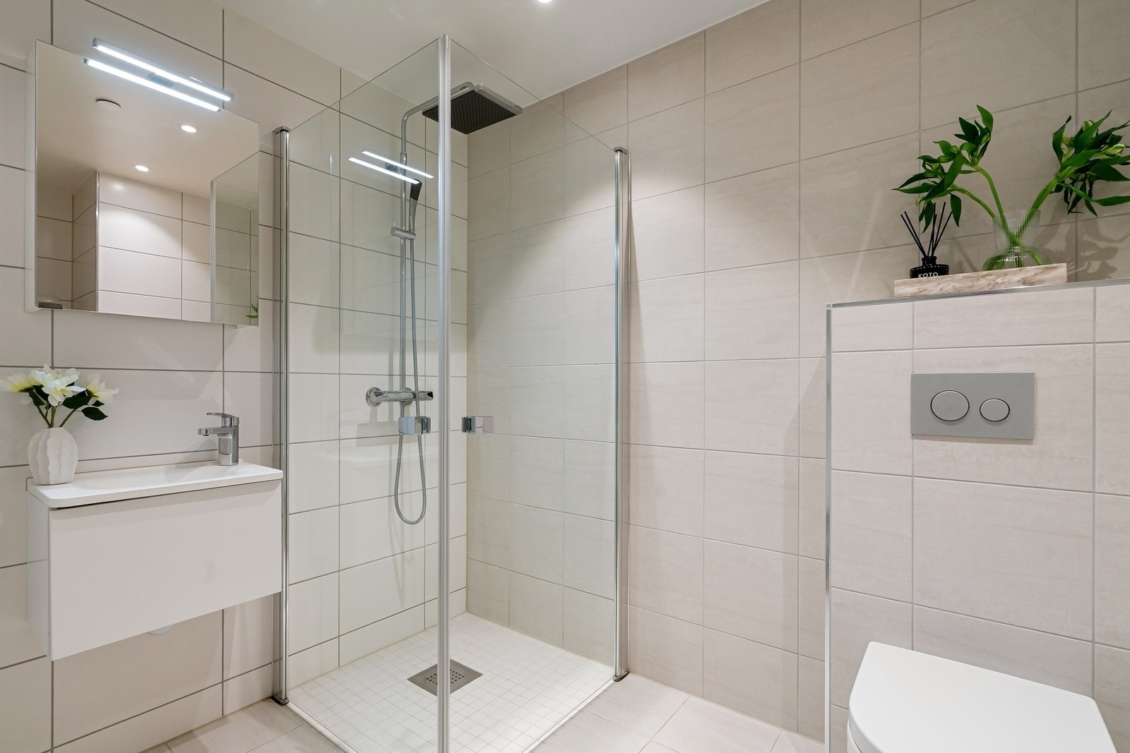 Det andre badet ligger i tilknytning til gang og soveromsavdeling, og er pent utført med flislagte overflater, downlights og vannbåren gulvvarme. Galleribilde