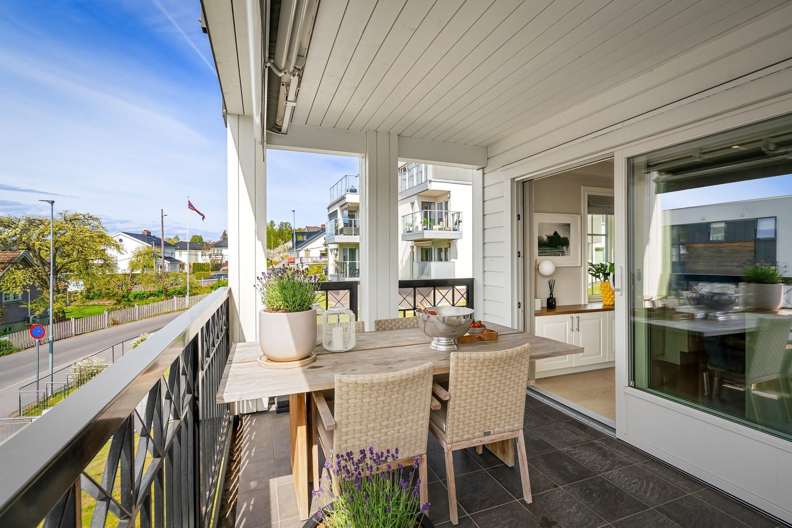 Balkongen er vestvendt med god plass til sittegruppe, beplantning og grilling. Galleribilde