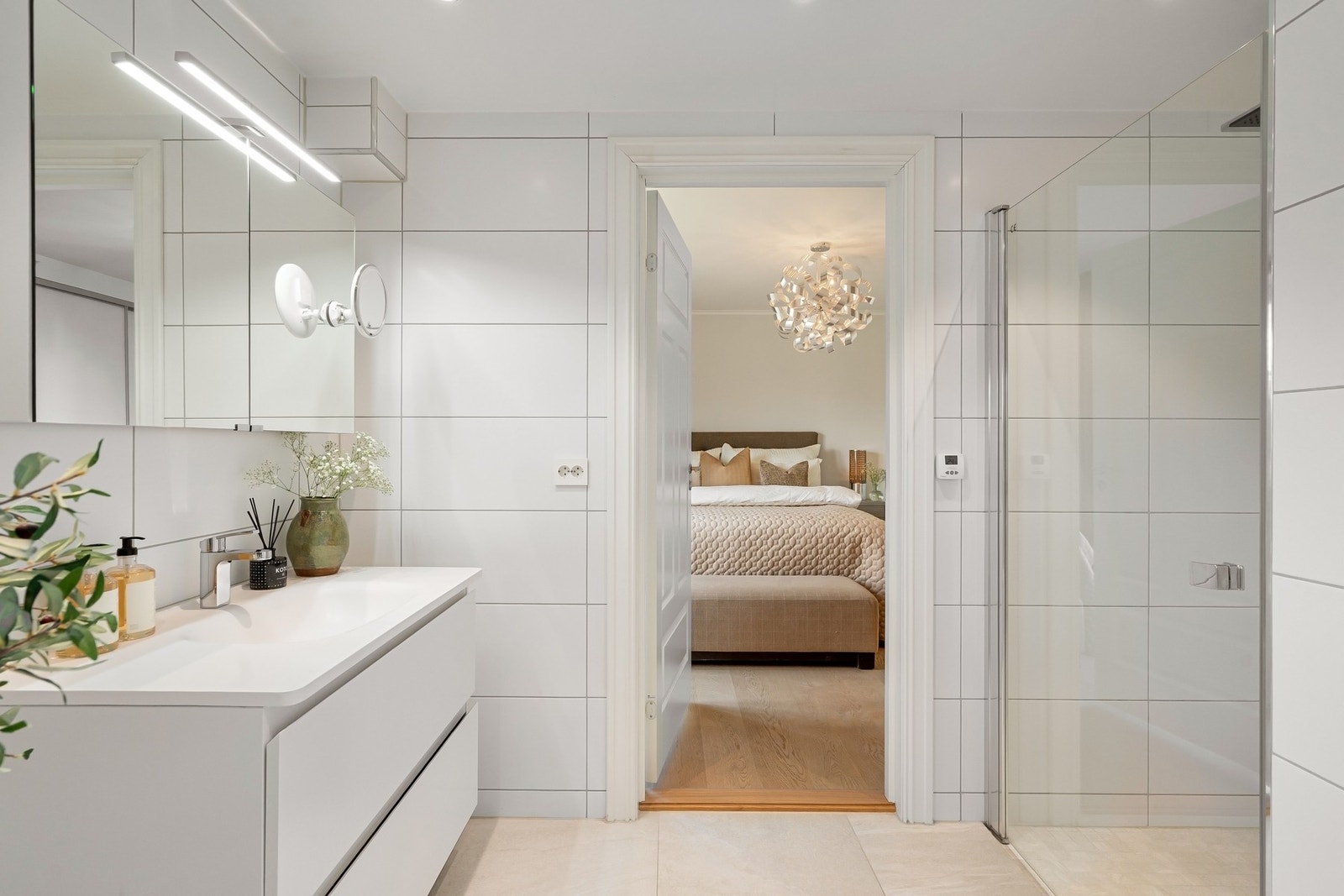 Badet holder en moderne standard med flislagte vegger, nedsenket himling med downlights og vannbåren gulvvarme. Galleribilde