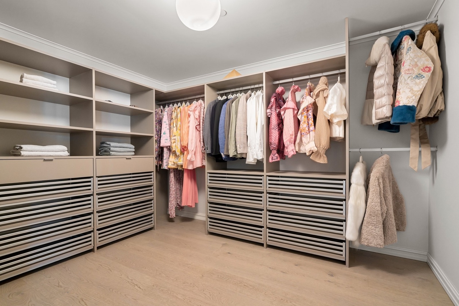 Soverom 3 ligger tilknyttet egen walk-in garderobe med plassbygde løsninger og god oversikt. Galleribilde