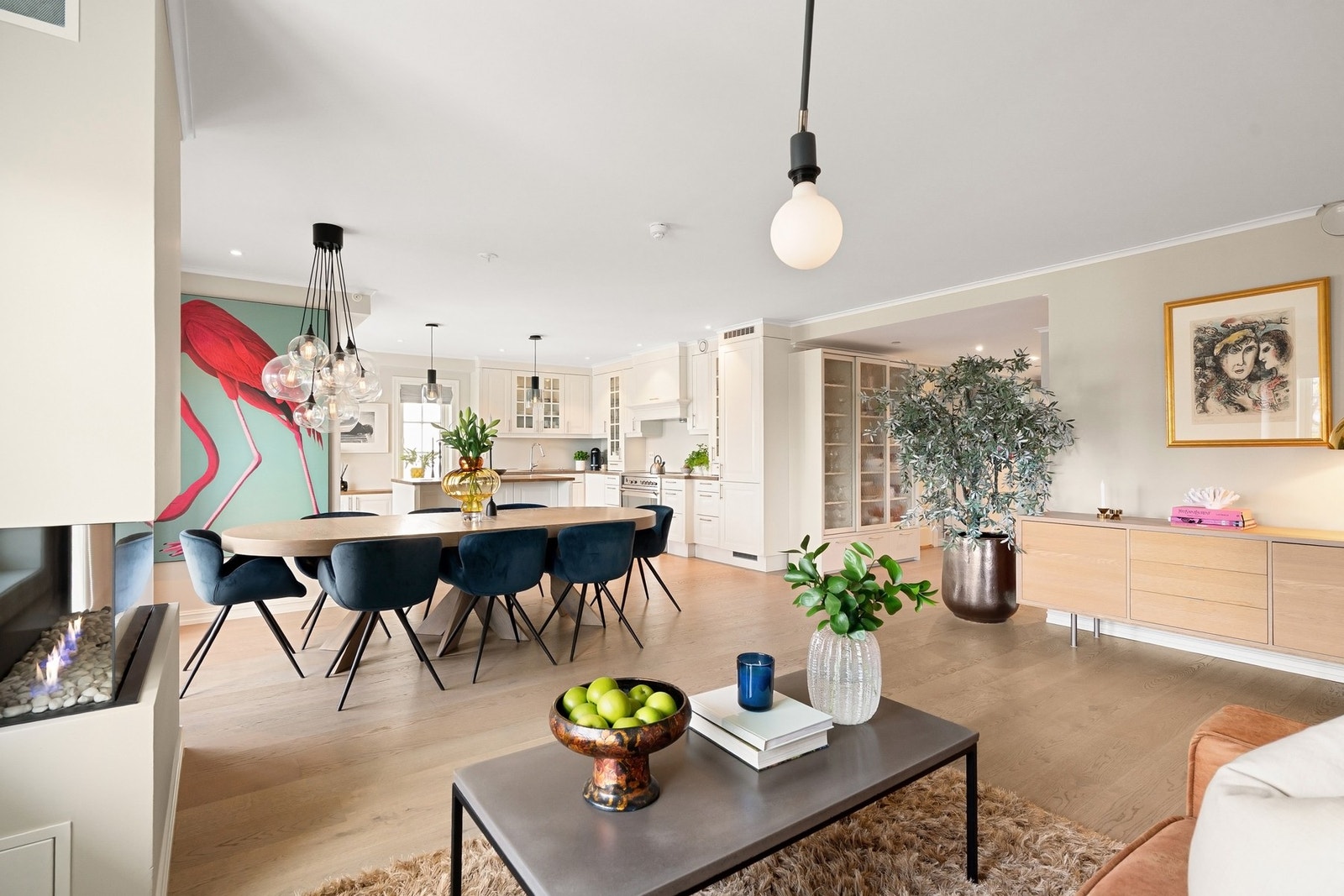 Stuen har god plass til flere sittegrupper. Galleribilde