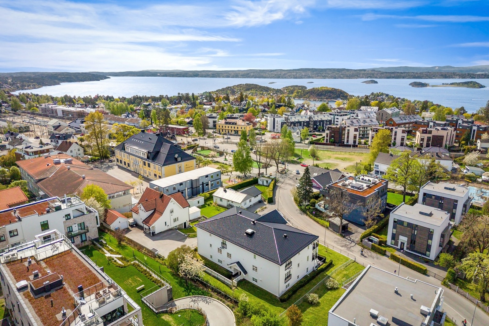 Boligen ligger tilbaketrukket og rolig til på Holtet, omgitt av etablert villa- og småhusbebyggelse. Galleribilde