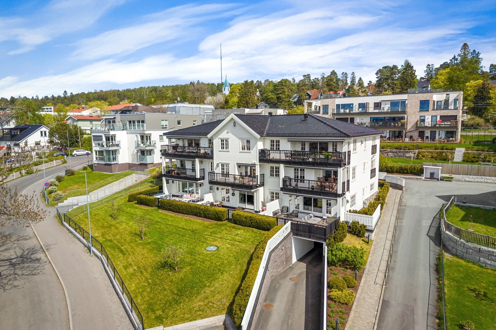 Skoleveien 3 er en sjelden mulighet i et lite, eksklusivt sameie på Holtet, tegnet av arkitekt Lorentz Gedde-Dahl og oppført i 2017. Galleribilde