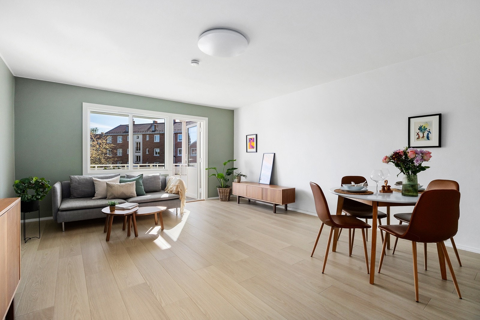 Rommet er lett å innrede med plass til både salong og spisegruppe. Galleribilde
