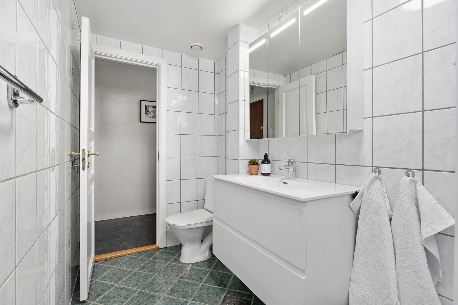 Det er gulvvarme, samt opplegg for vaskemaskin på badet. Galleribilde