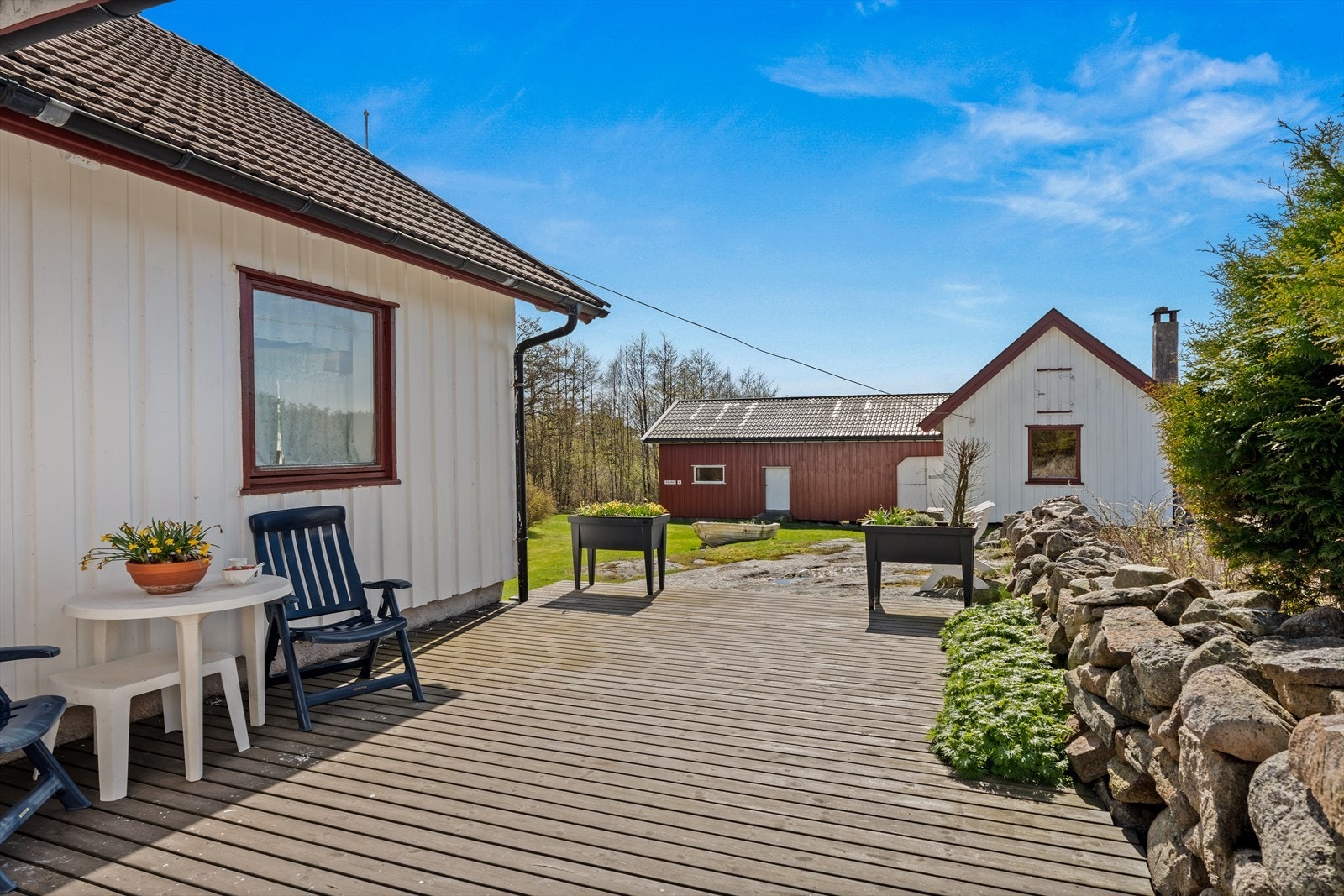 Romslig terrasse med fine solforhold og direkte nedgang til lunt "gårdsrom" Galleribilde
