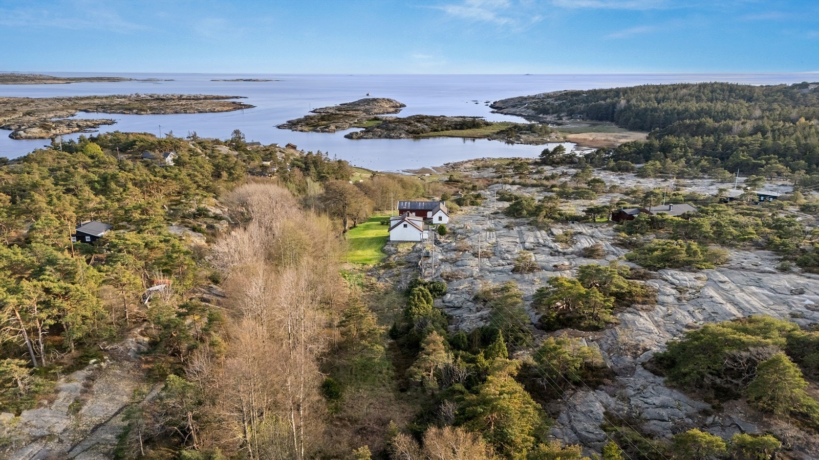 Kort gangavstand til sjø, svaberg med spektakulær utsikt, i tillegg til både bade- og fiskemuligheter. Galleribilde