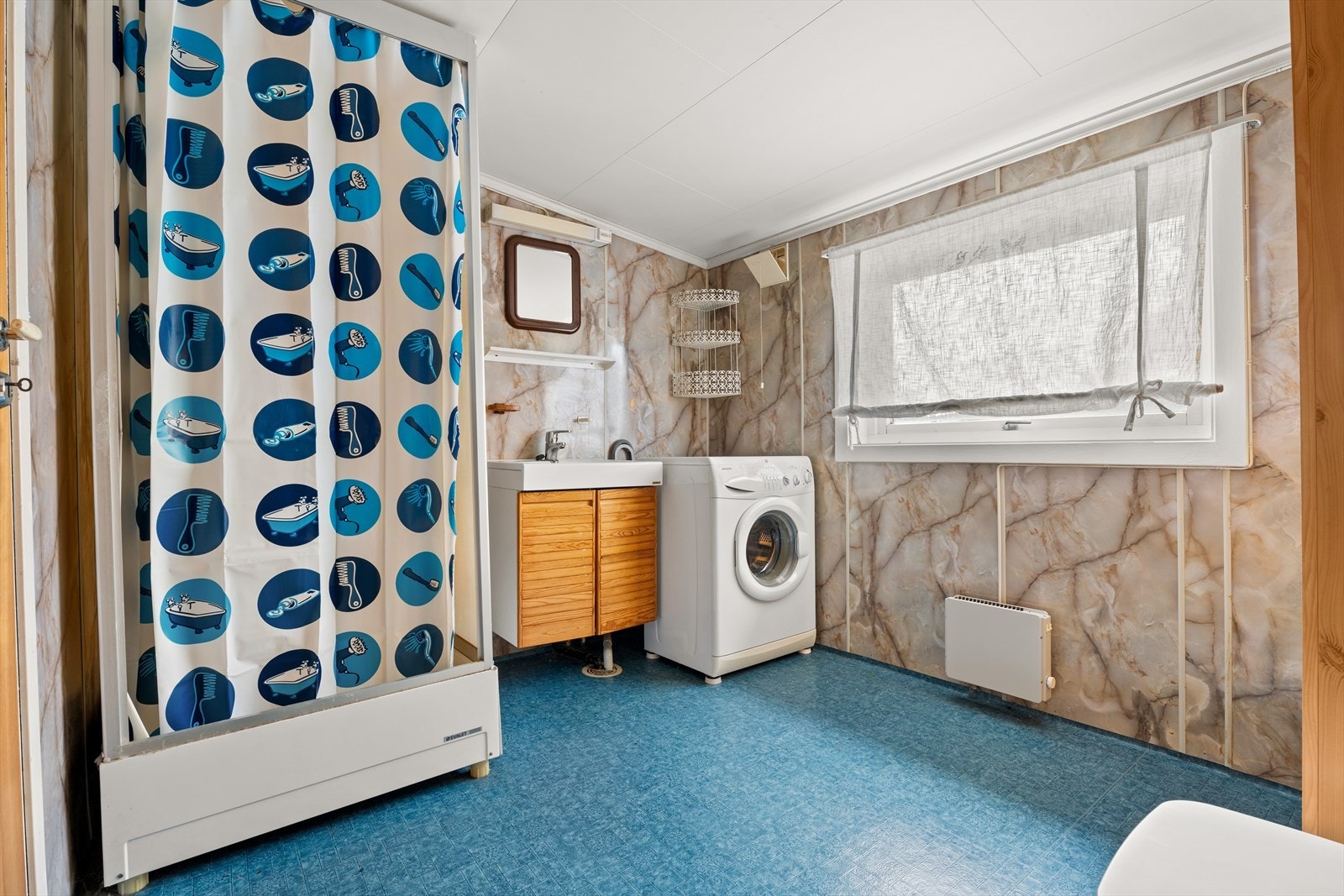 Badet må oppgraderes for å tåle normal bruk etter dagens krav. Det er kun innlagt gråvannsavløp. Galleribilde
