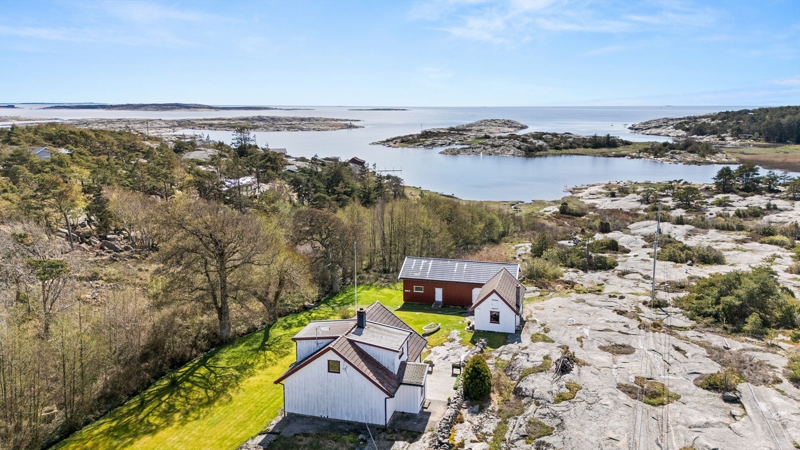 Sjarmerende skjærgårdsperle bestående av våningshus, anneks og låve. Galleribilde