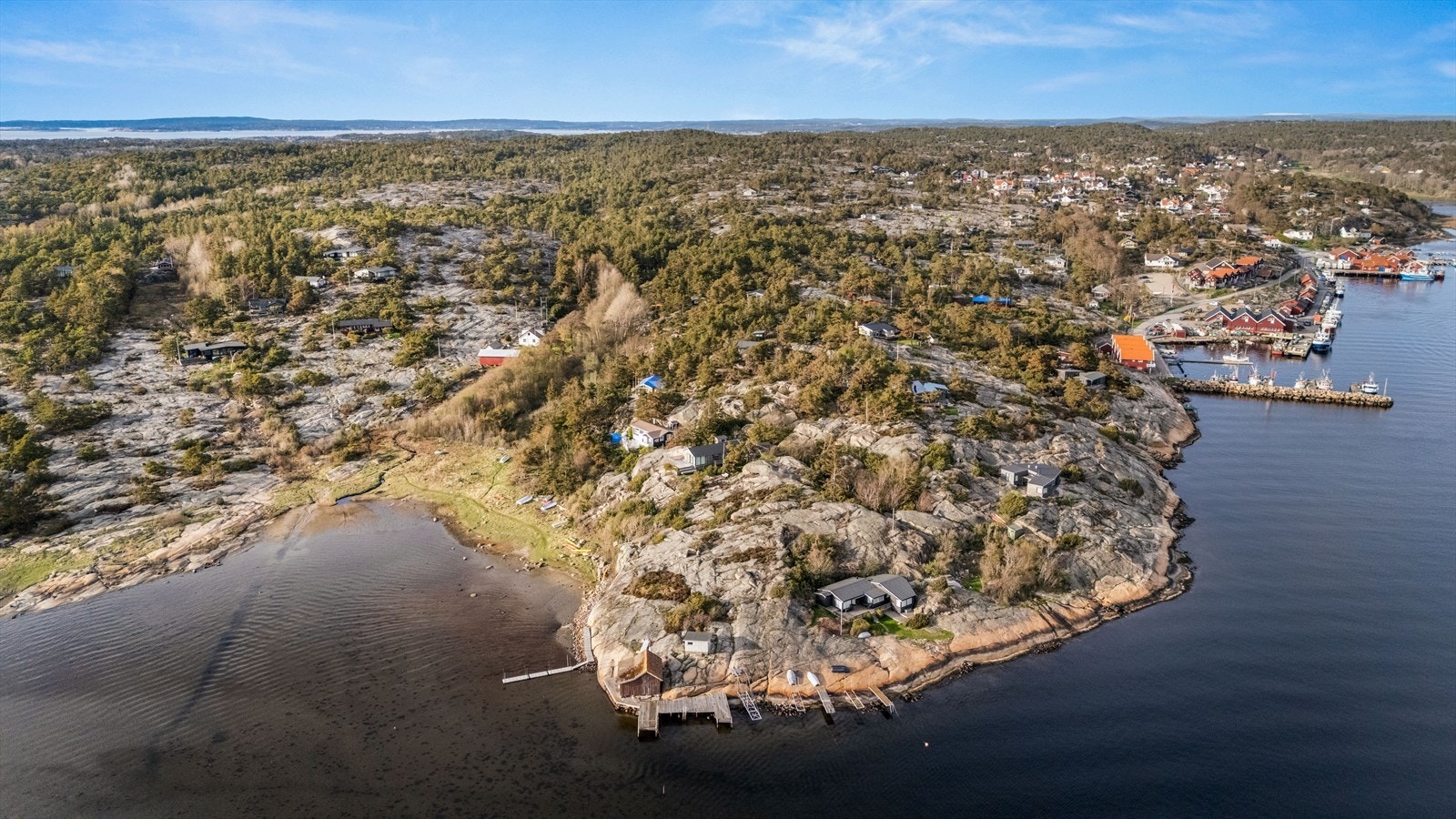 Beliggende i den idylliske skjærgården, tilbyr denne store tomten på over 27 mål en unik mulighet til å eie et stykke av Norges vakreste kystlinje. Galleribilde