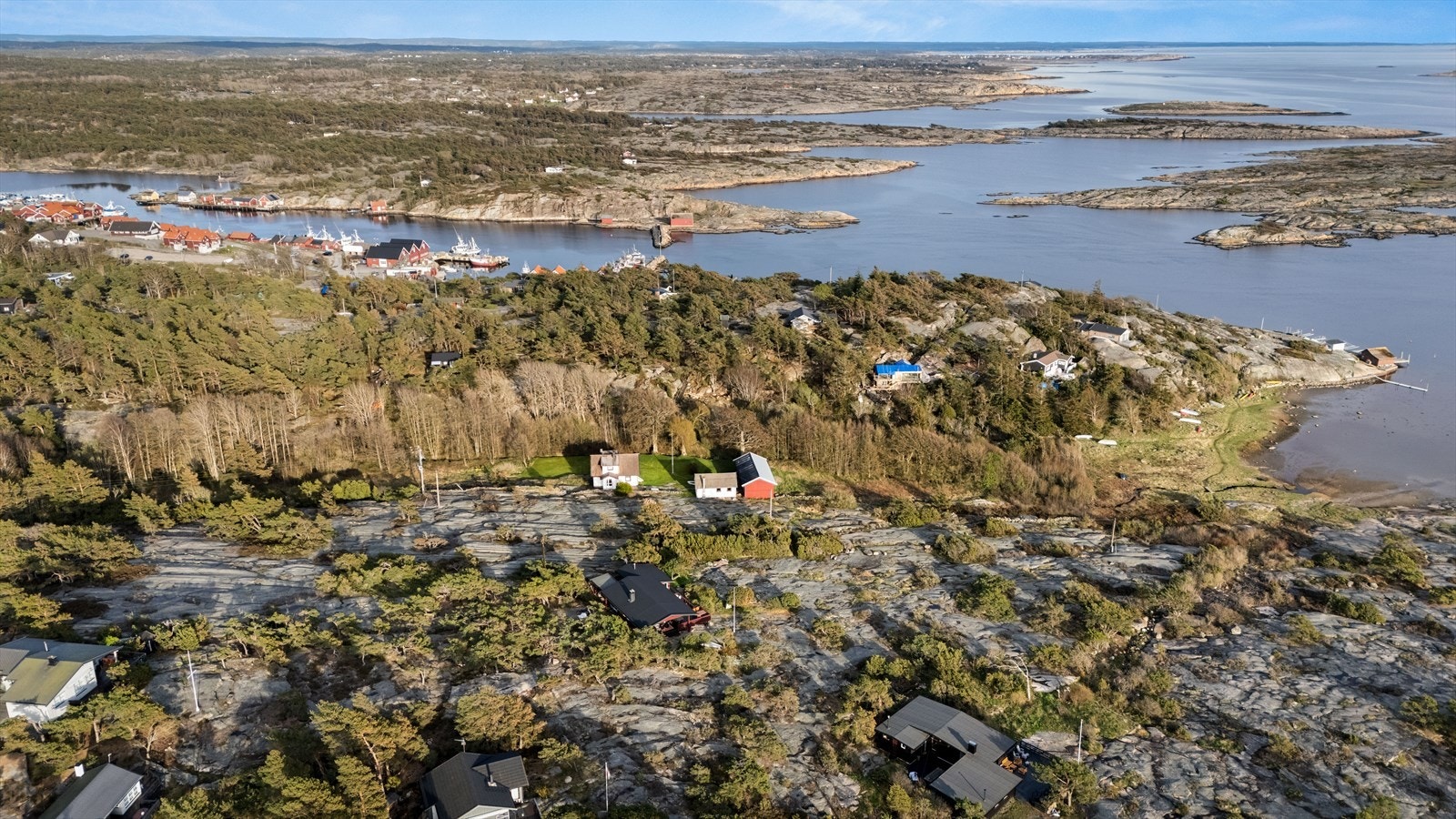 Tomten er på 27 mål og ligger høyt og fritt til, med kort vei ned til sjøen med tilhørende strandlinje. Her kan du nyte strålende solforhold og en fantastisk utsikt over skjærgården. Galleribilde