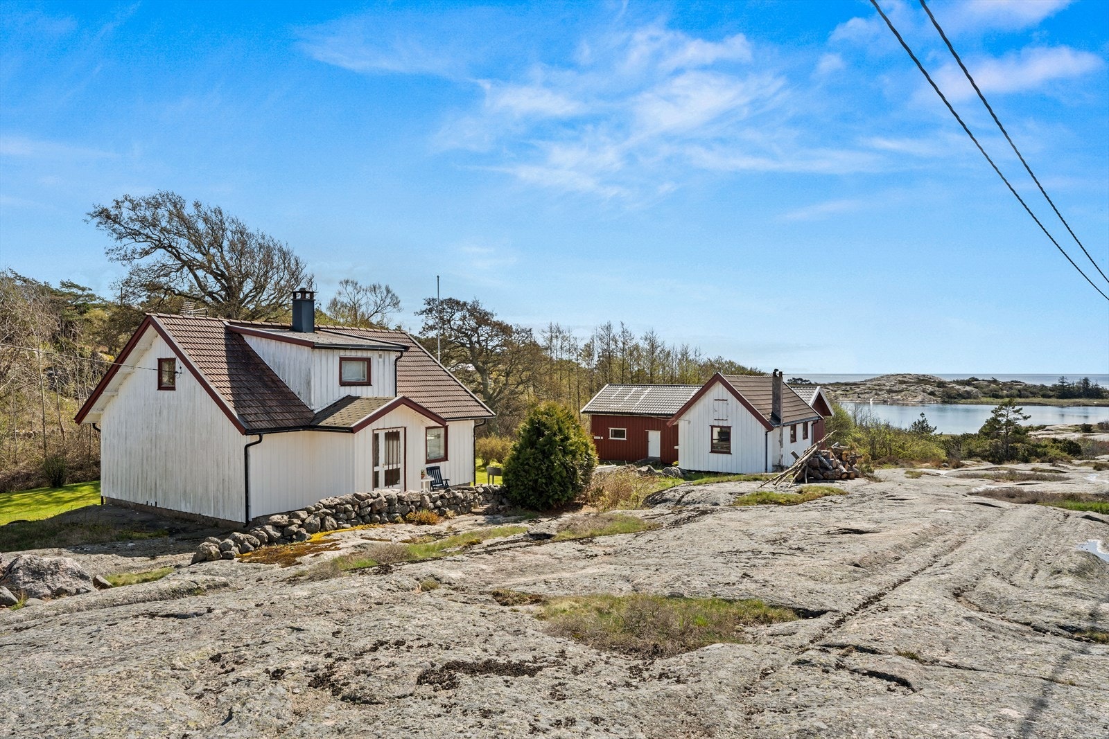 Stedet er et eldorado for den friluftsinteresserte, og den solrike og sjarmerende eiendommen innbyr til rolige dager i vakre og skjermede omgivelser. Galleribilde