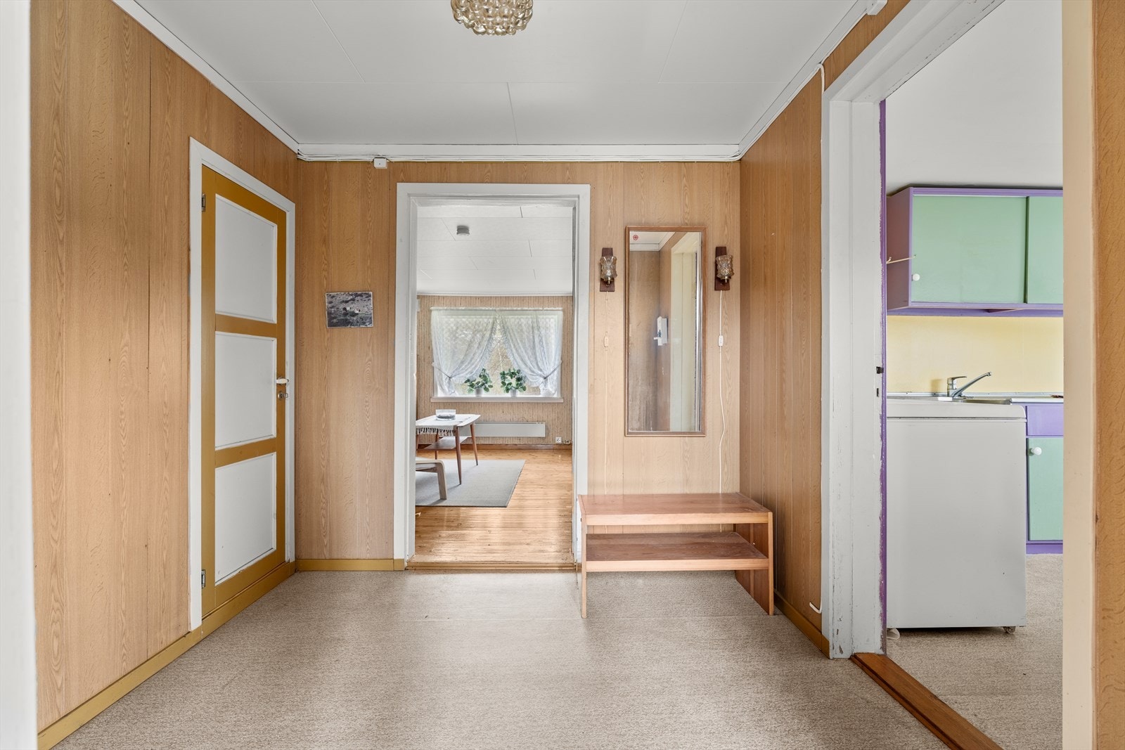 Velkommen inn! Her er det plass for garderobemøbel og oppheng for yttertøy Galleribilde