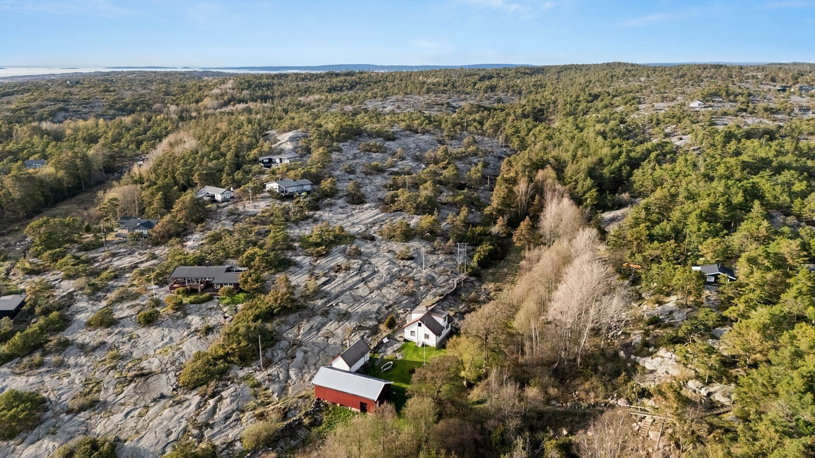 Det er gangsti til eiendommen fra parkering i Utgårdskilen, noe som innebærer ca. 5 minutters gange Galleribilde