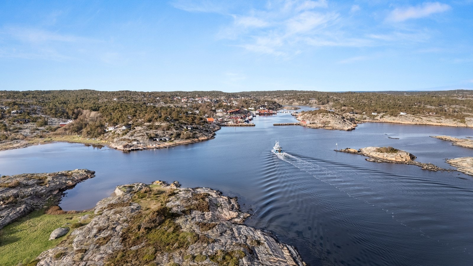 Beliggende i den idylliske skjærgården, tilbyr denne store tomten på over 27 mål en unik mulighet til å eie et stykke av Norges vakreste kystlinje. Galleribilde