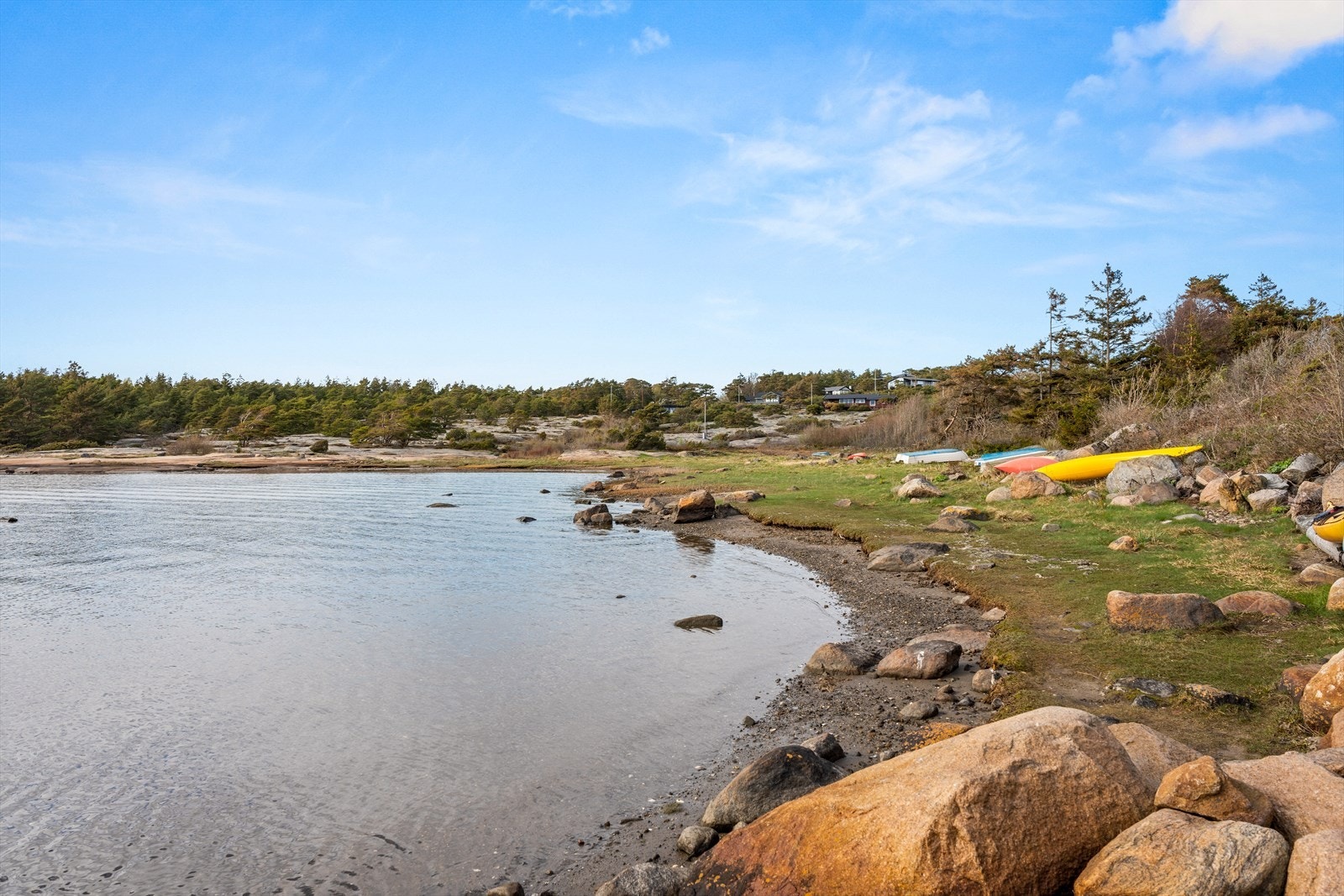 Flott privat badestrand med et flotte utfartsmuligheter med bl.a. kajak Galleribilde