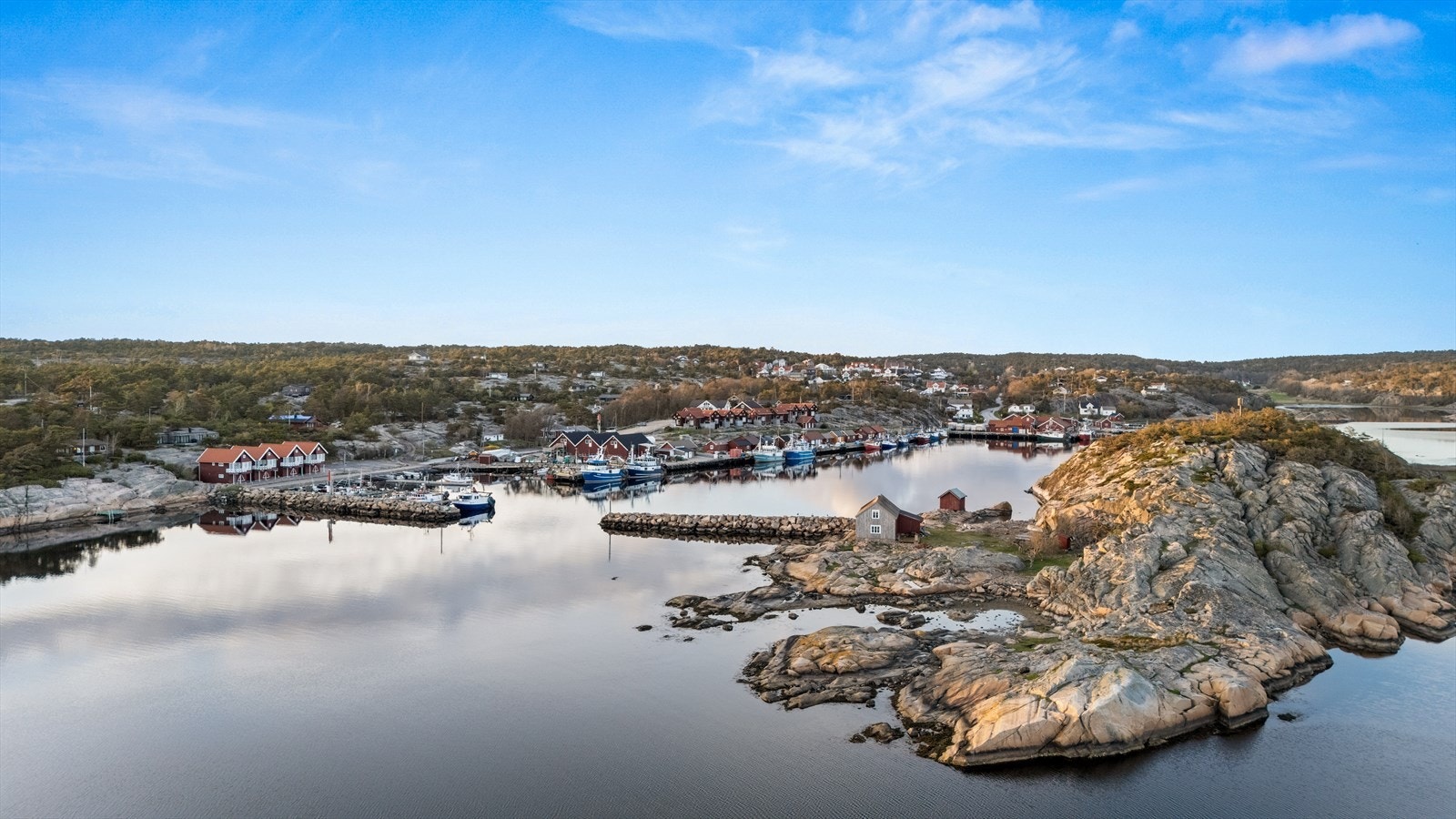 Hvaler er kjent som en idyllisk sommerperle, med sin naturskjønne skjærgård, holmer og berg. Dette er stedet for deg som elsker båtliv og ønsker å tilbringe sommerdagene på sjøen. Galleribilde