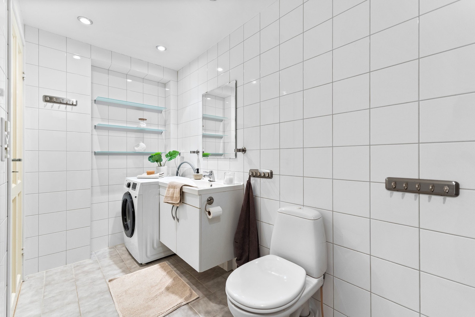 Flislagt bad med varmekabler. Badet har dusjnisje med dusjforheng og termostatstyrt dusjbatteri i krom med hånddusj Galleribilde