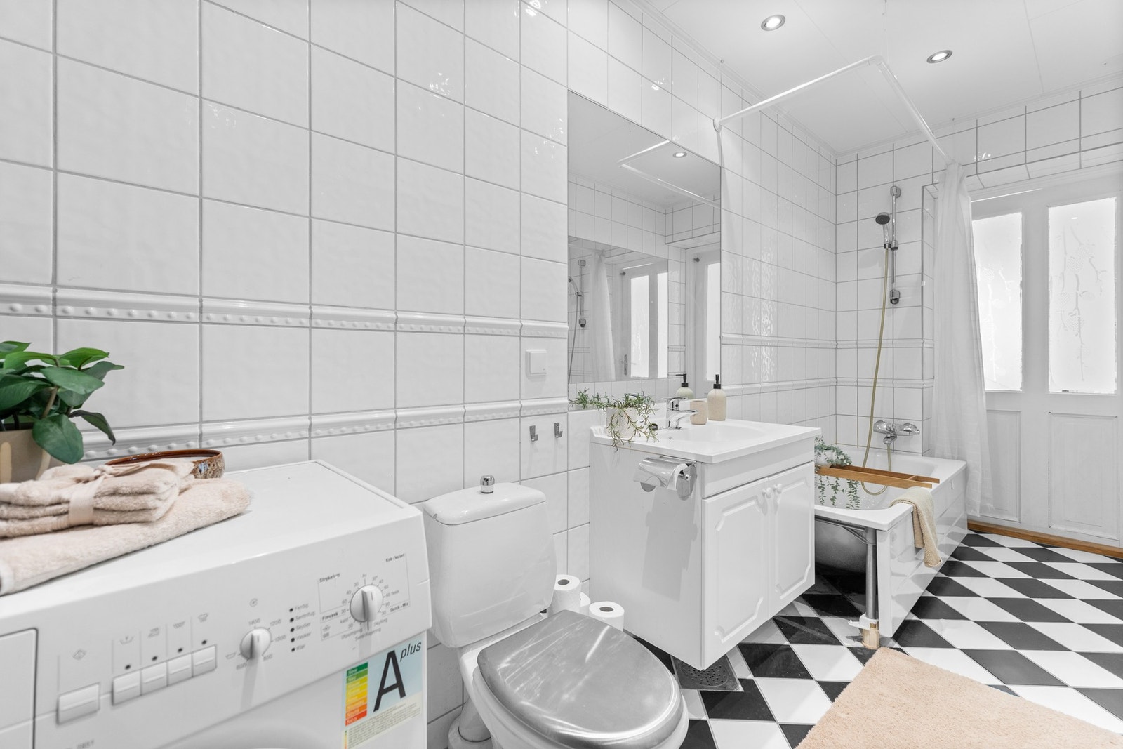 Badet har frittstående badekar med termostatstyrt dusjbatteri i krom med både kran og hånddusj Galleribilde