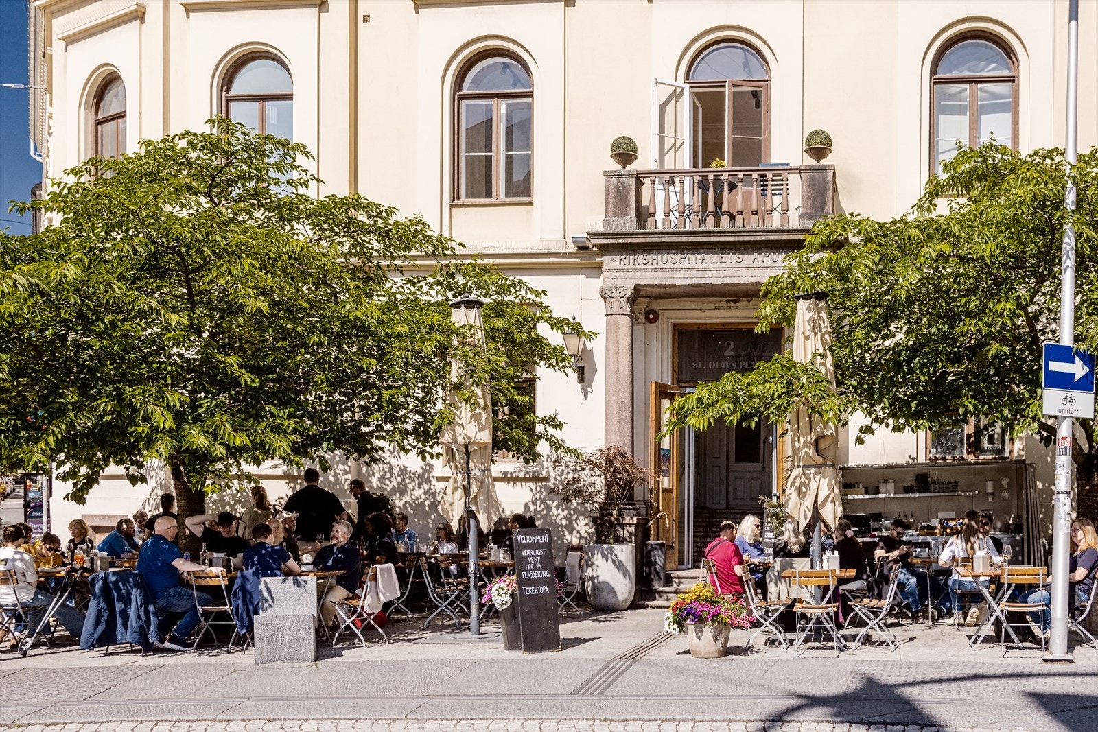 St. Olavsplass ligger rett nedenfor leiligheten, og skilter med både treningssenter, kaféer og et utvalg av butikker. Galleribilde