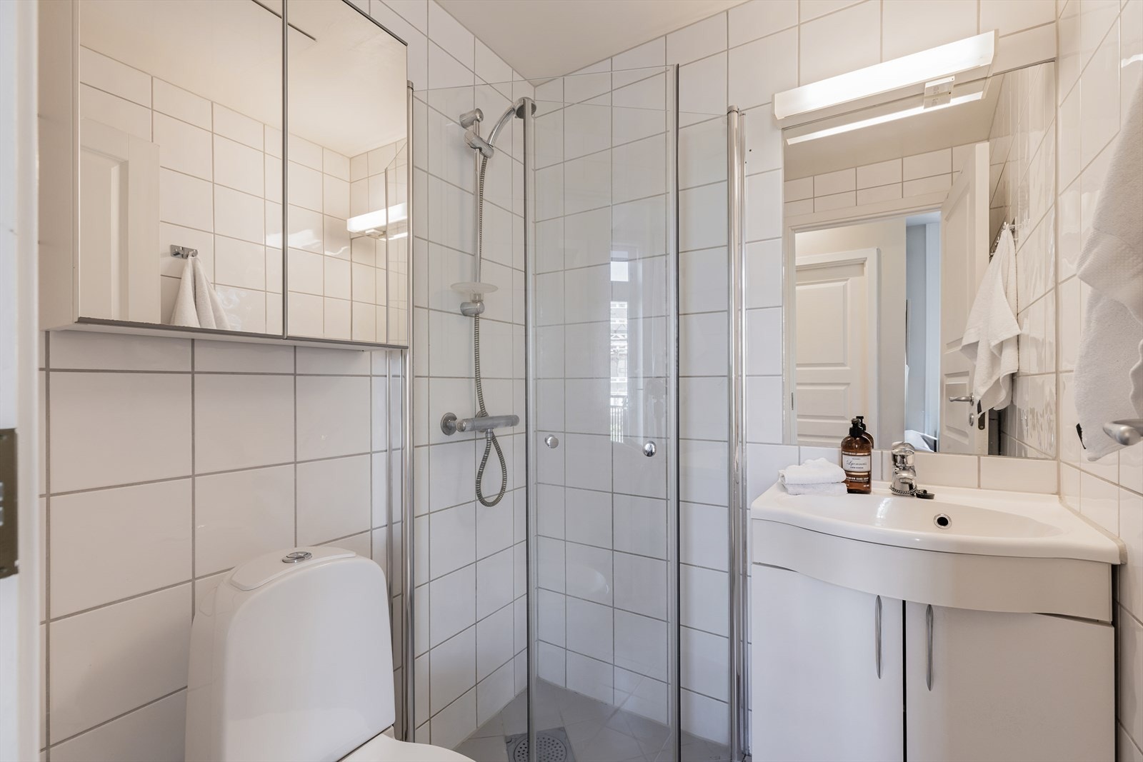 Badet er pusset opp i 2005 iflg. tidligere prospekt. Flislagt baderom med elektriske varmekabler i gulvet. Galleribilde