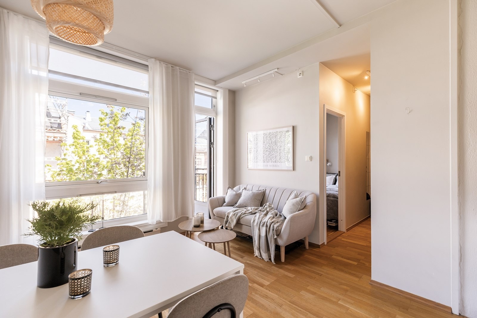 Her er det plass til sofagruppe, mediemøbler og en liten spiseplass. Galleribilde
