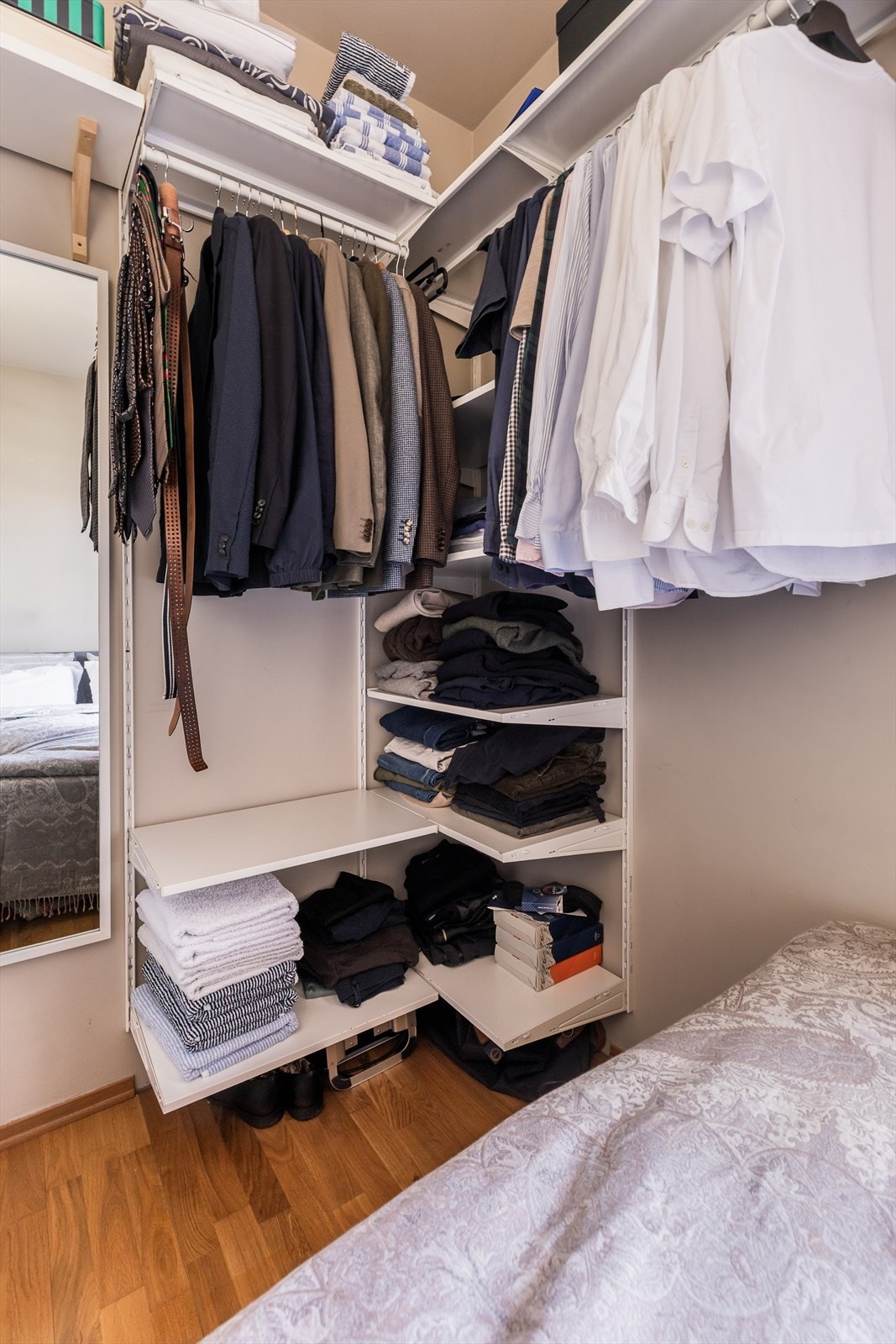 Det er laget smart garderobeløsning på soverommet. Galleribilde
