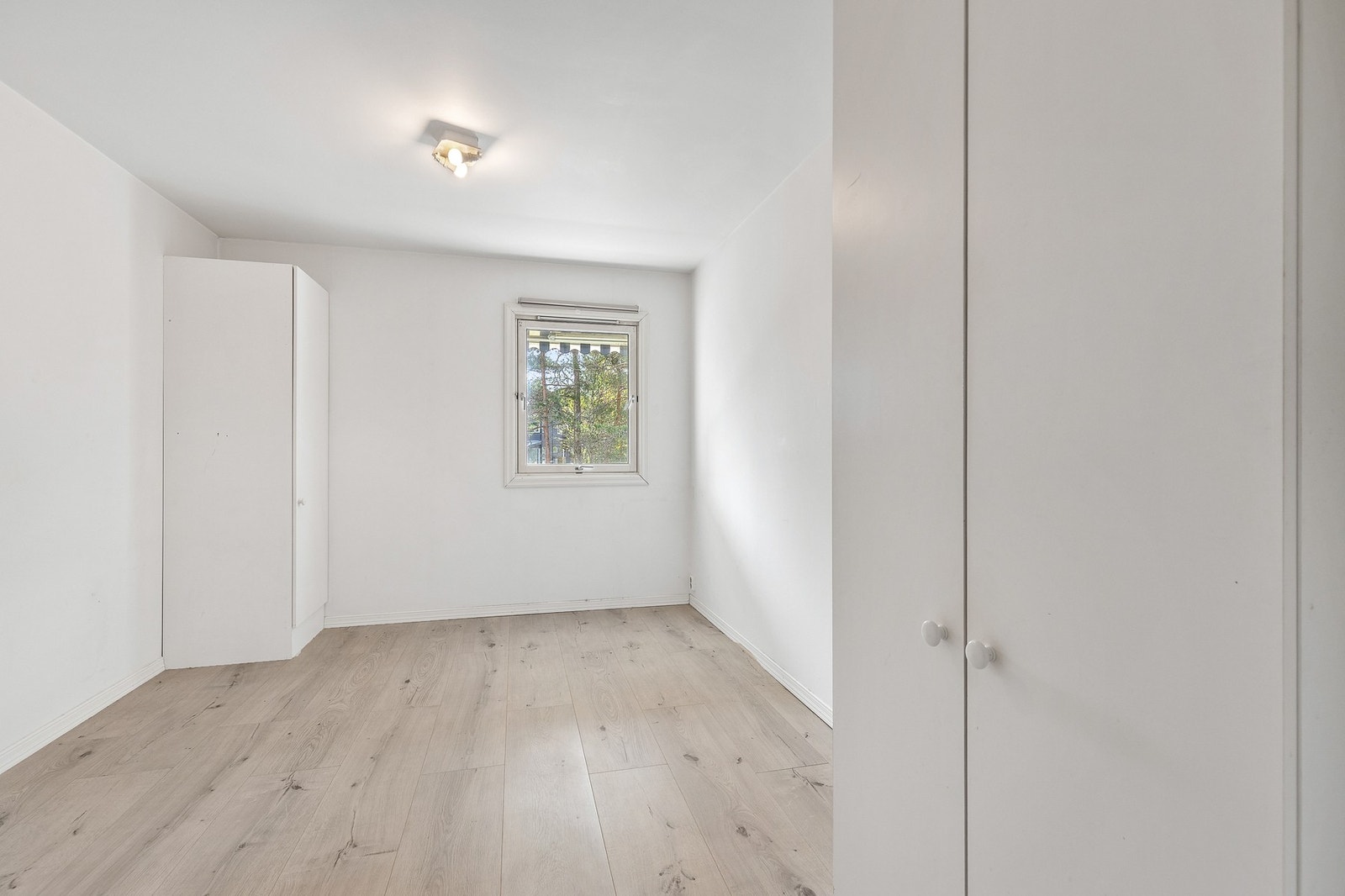 Hovedsoverommet er av god størrelse. Her er det god plass til dobbeltseng, nattbord og oppbevaring. Galleribilde