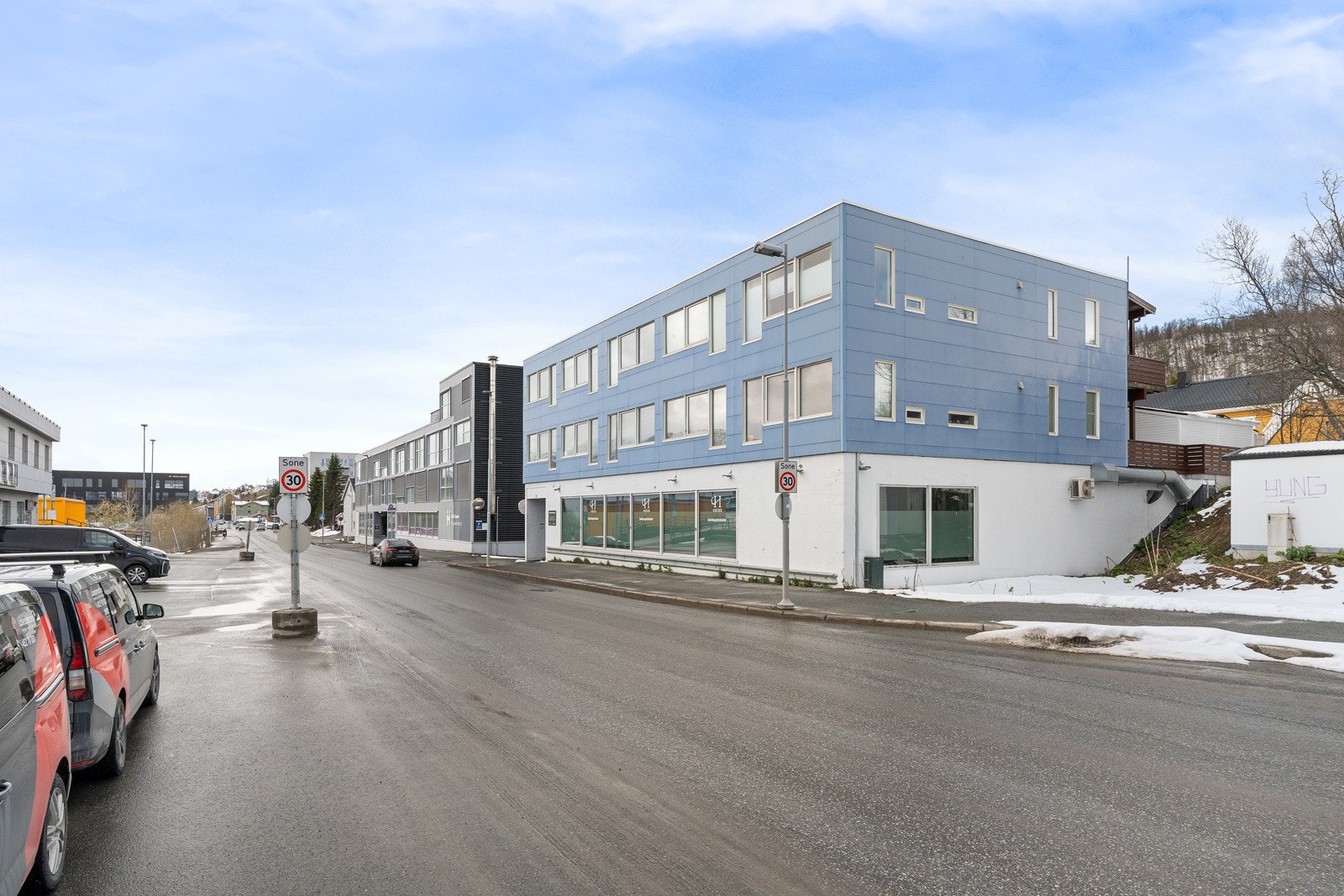 Kort vei til busstopp (du ser starten nederst i høyre hjørne), Eurospar Kræmer og apotek ligger et steinkast mot sør fra blokka. I tillegg liger restaurantene Ruda og Restaurant Smak i det nyeste feltet nede på Kræmer brygge.