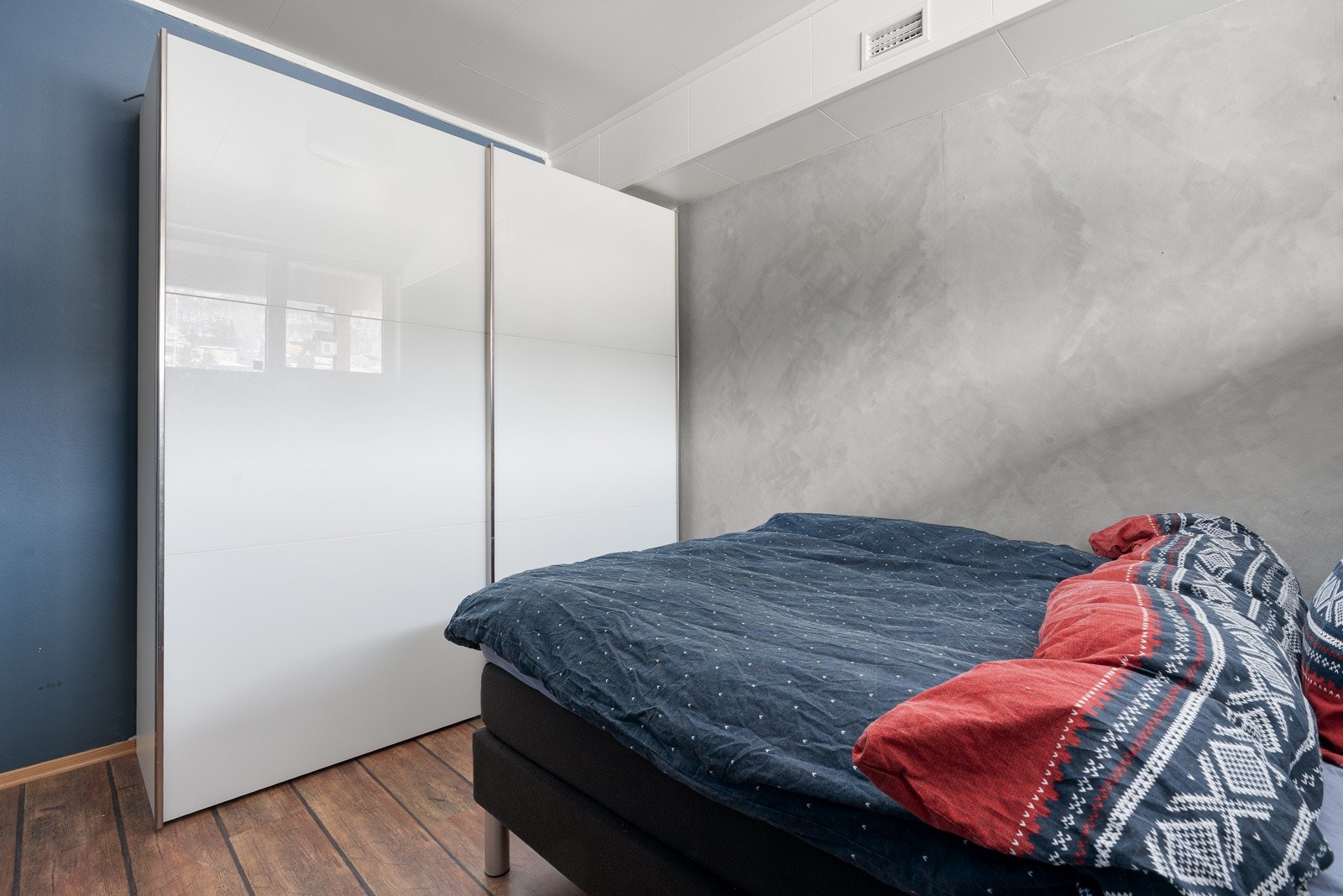 Soverommet har plass til stor seng, nattbord, sjenk og skyvedørsgarderobe - alt etter eget ønske.
