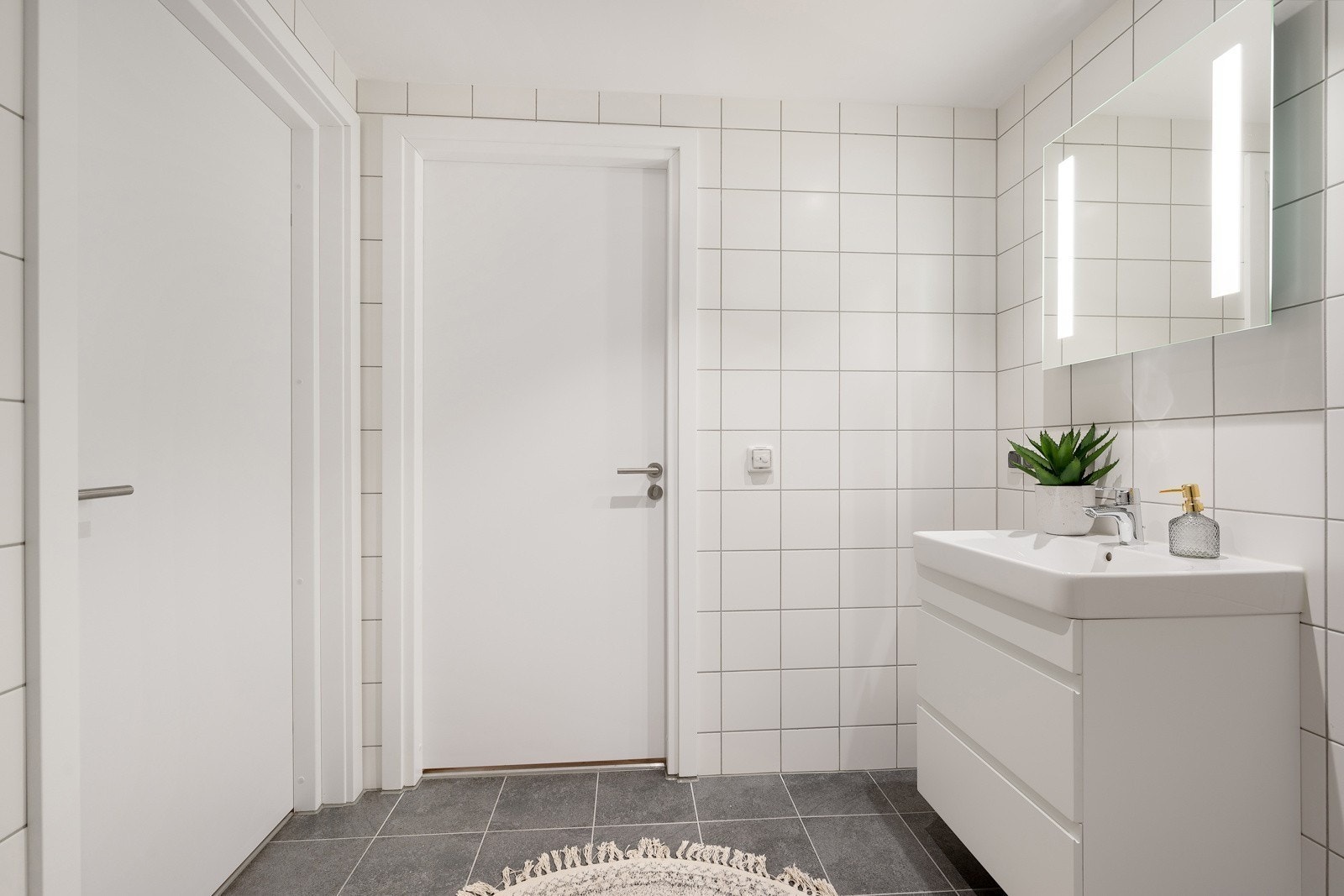 Stort baderom med opplegg for vaskemaskin. Galleribilde