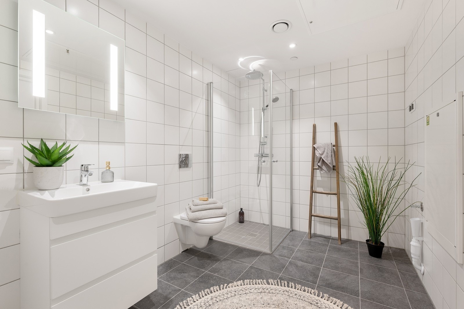 Stort baderom med opplegg for vaskemaskin. Galleribilde