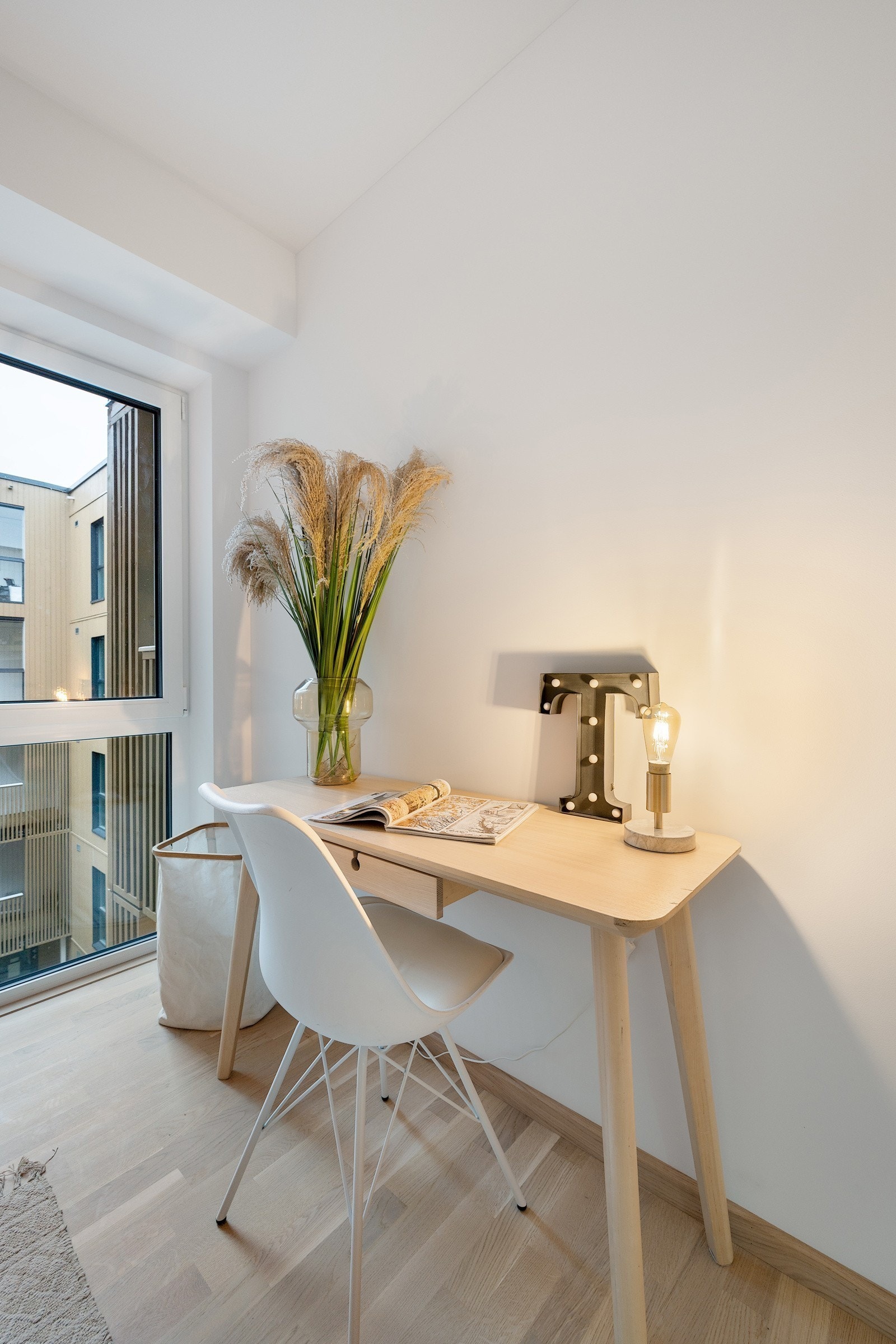 Plass til skrivebord på soverom. (2) Galleribilde