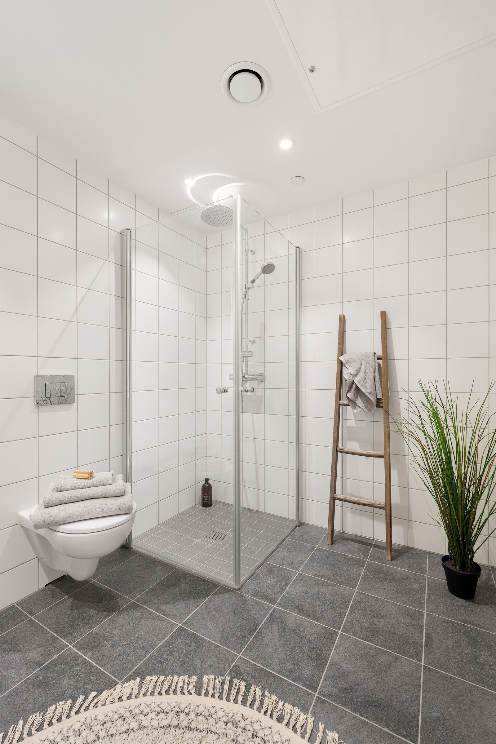 Stort baderom med opplegg for vaskemaskin. Galleribilde